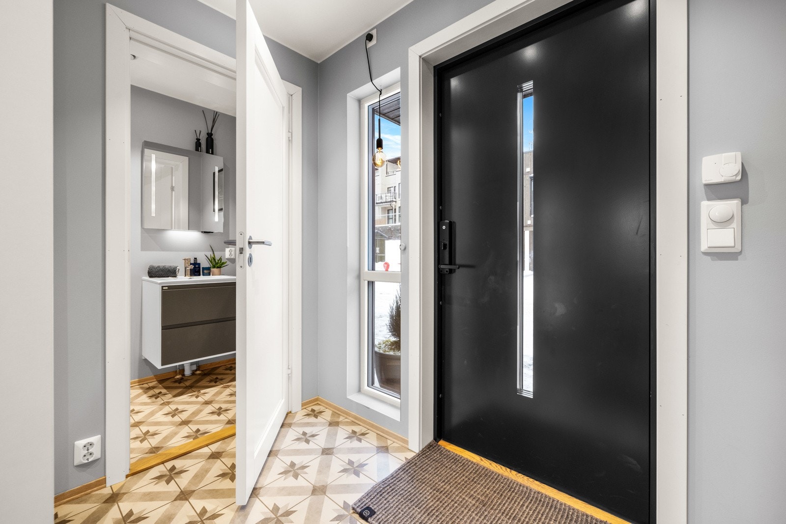 Praktisk entré med garderobeplass. Galleribilde