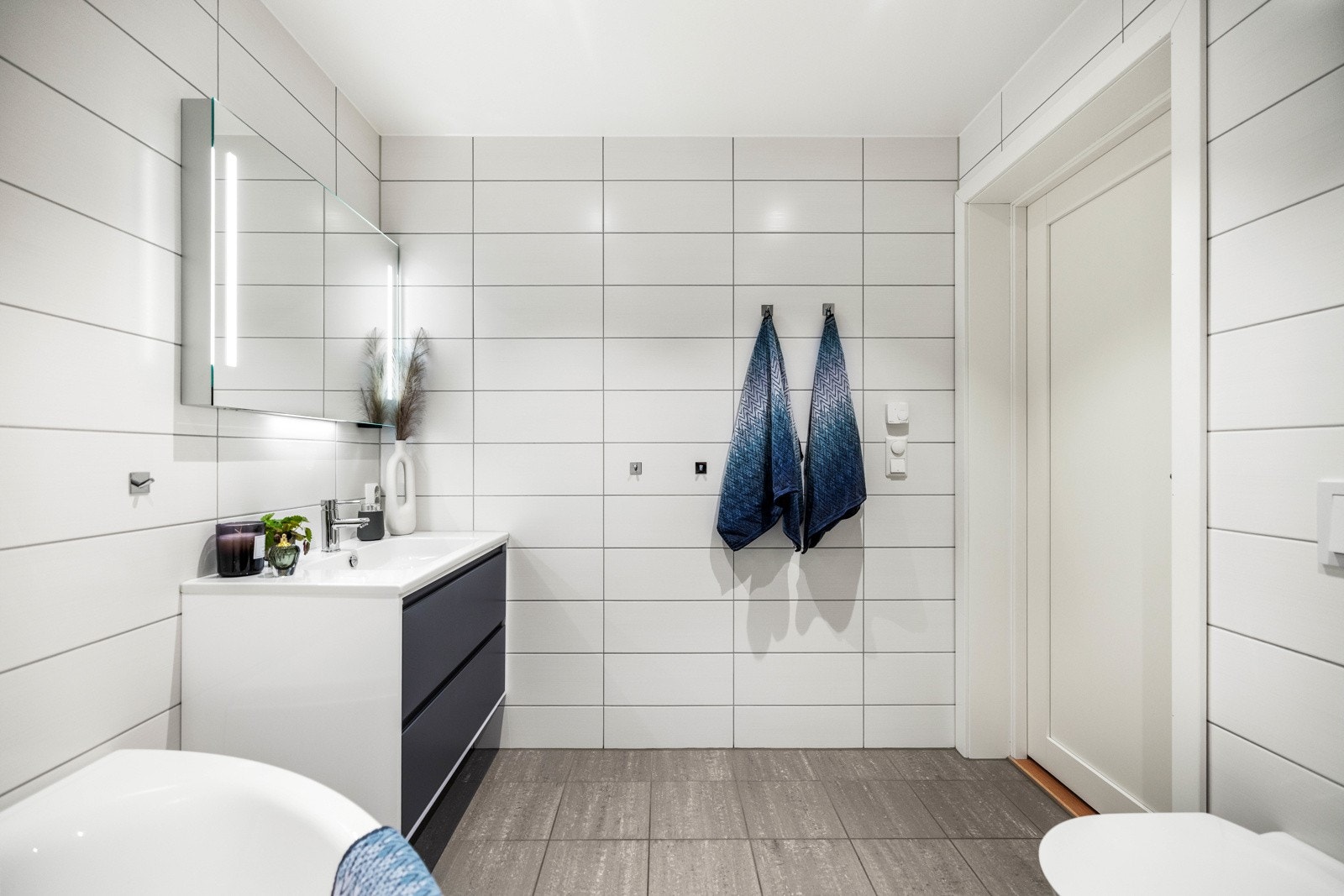 Badet har flislagte overflater, behagelig gulvvarme og downlightsbelysning. Galleribilde