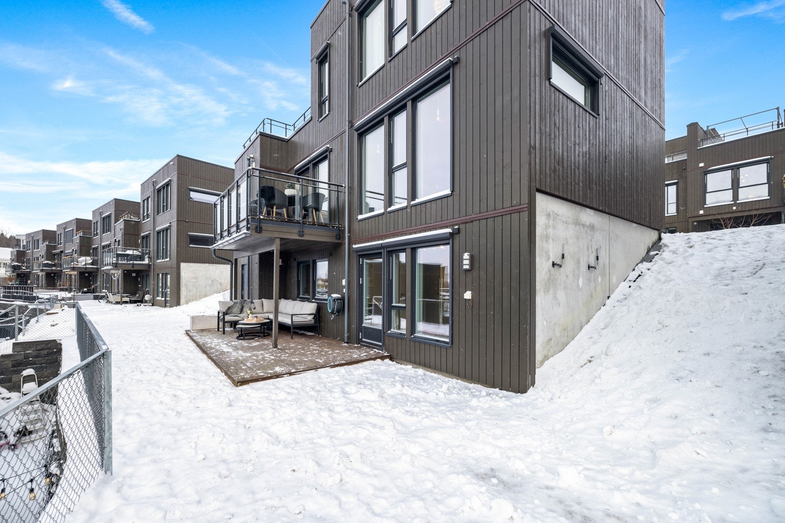 Hage og platting på nedsiden av huset. Galleribilde