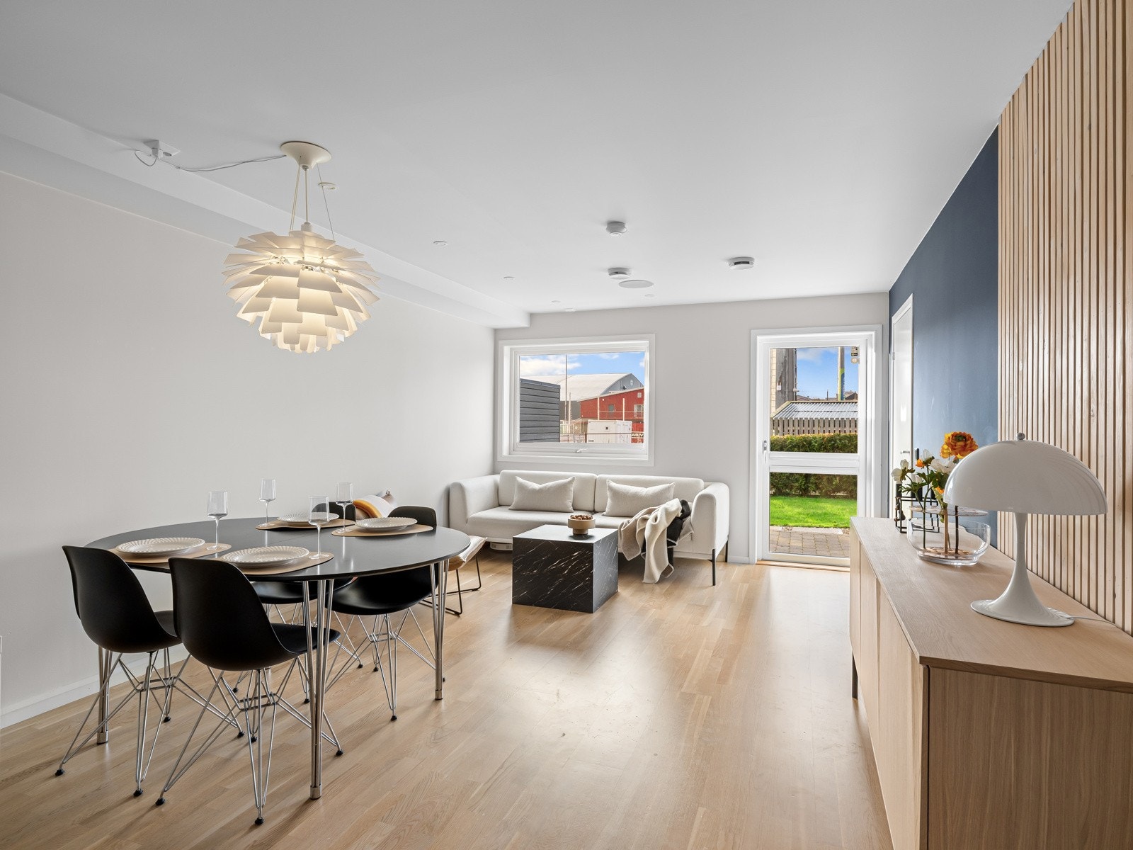 Rommets utforming gir stor fleksibilitet når det kommer til møblering, og det kan enkelt tilpasses ulike behov. Galleribilde