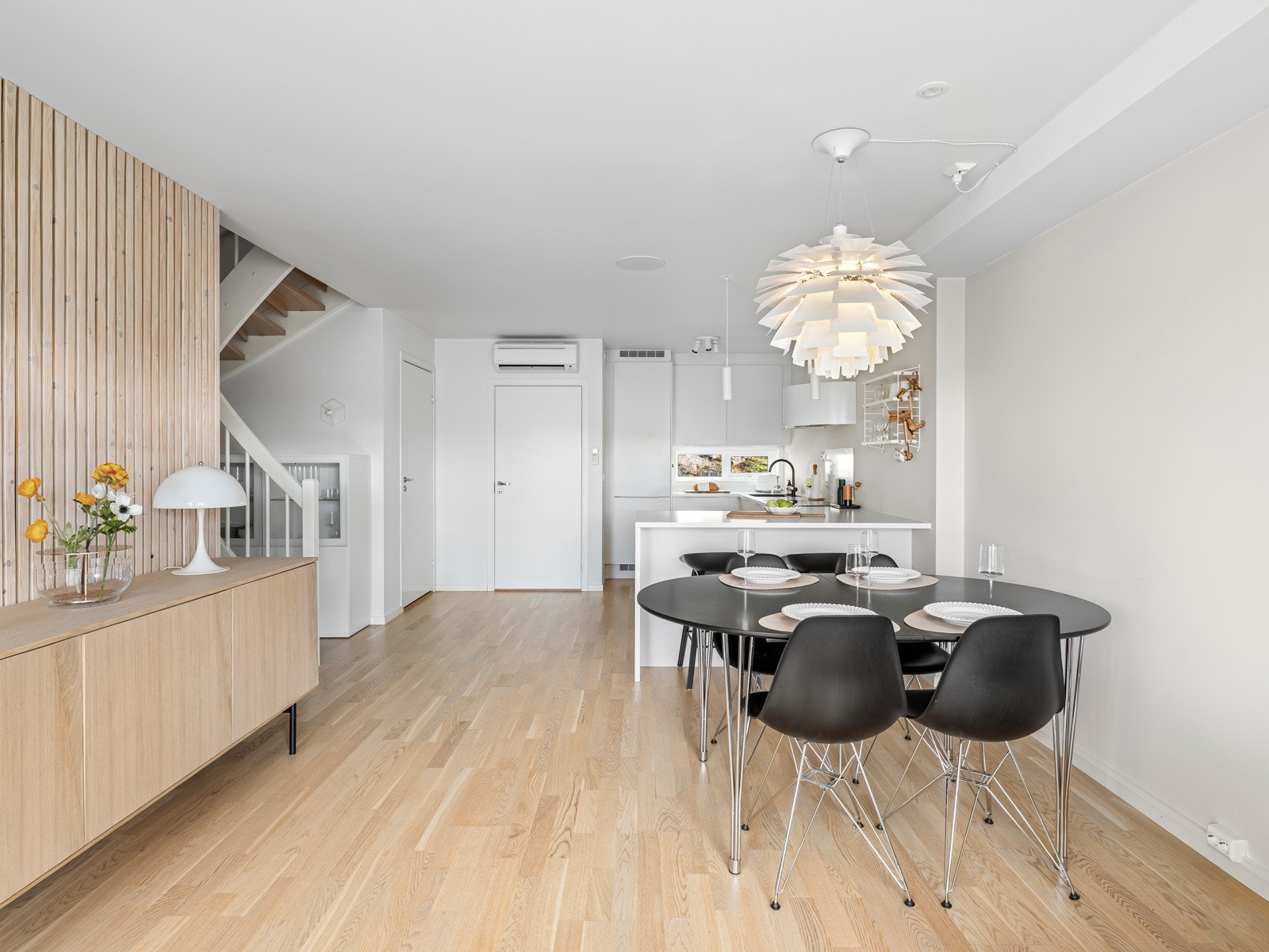 Rommet har parkett på gulvet og spiler på deler av den ene veggen. Galleribilde