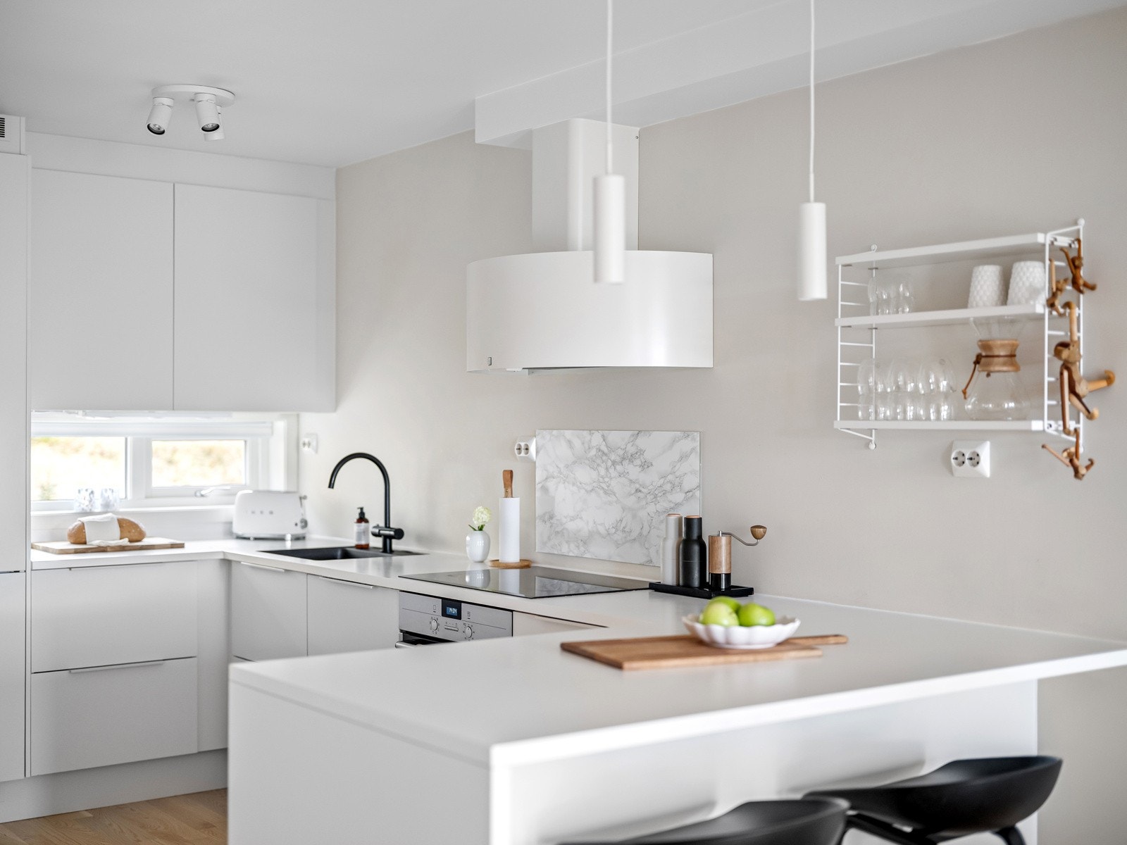 Kjøkkenet er utstyrt med integrerte hvitevarer som kjøleskap/frys, oppvaskmaskin, stekeovn og induksjonsplatetopp. Galleribilde