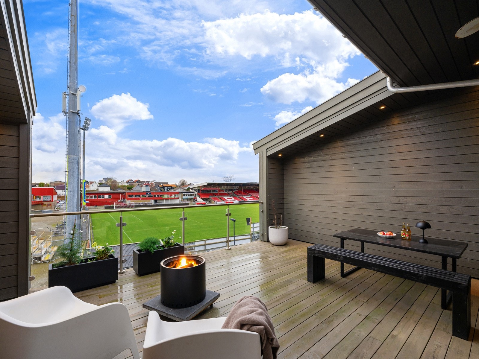 Terrassen er av god størrelse med plass til ønsket møblement. Galleribilde