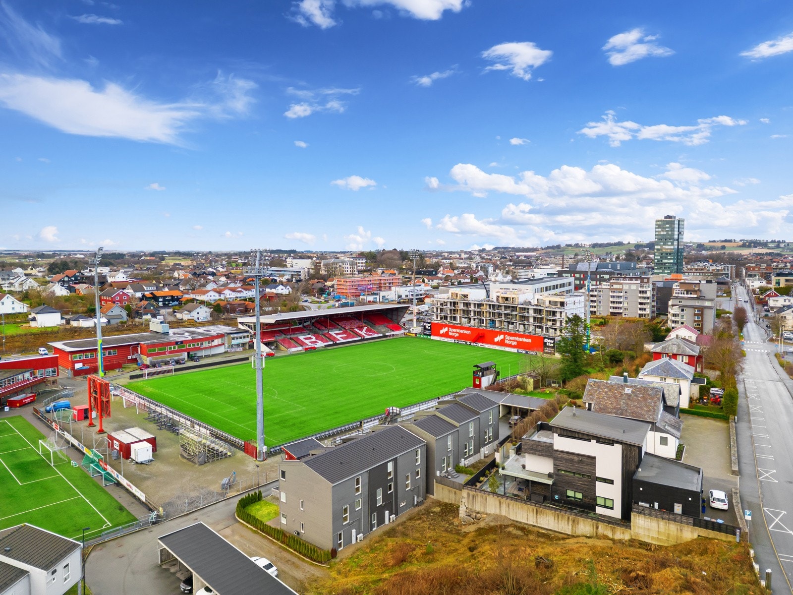 Området byr på offentlig kommunikasjon i form av buss og tog. Nærmeste holdeplass er Bryne stasjon, som ligger kun tre minutter unna. Galleribilde