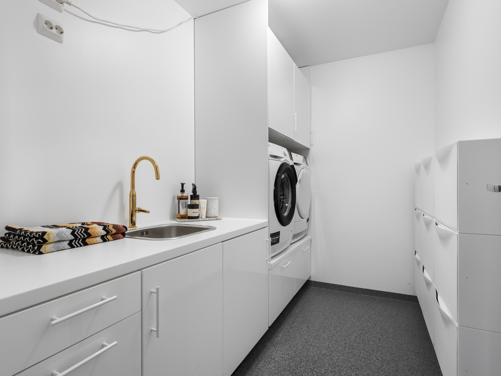 Boligen har et praktisk vaskerom med belegg på gulv og malte overflater på vegger. Vaskerommet er på godkjente tegninger angitt som sportsbod. Galleribilde