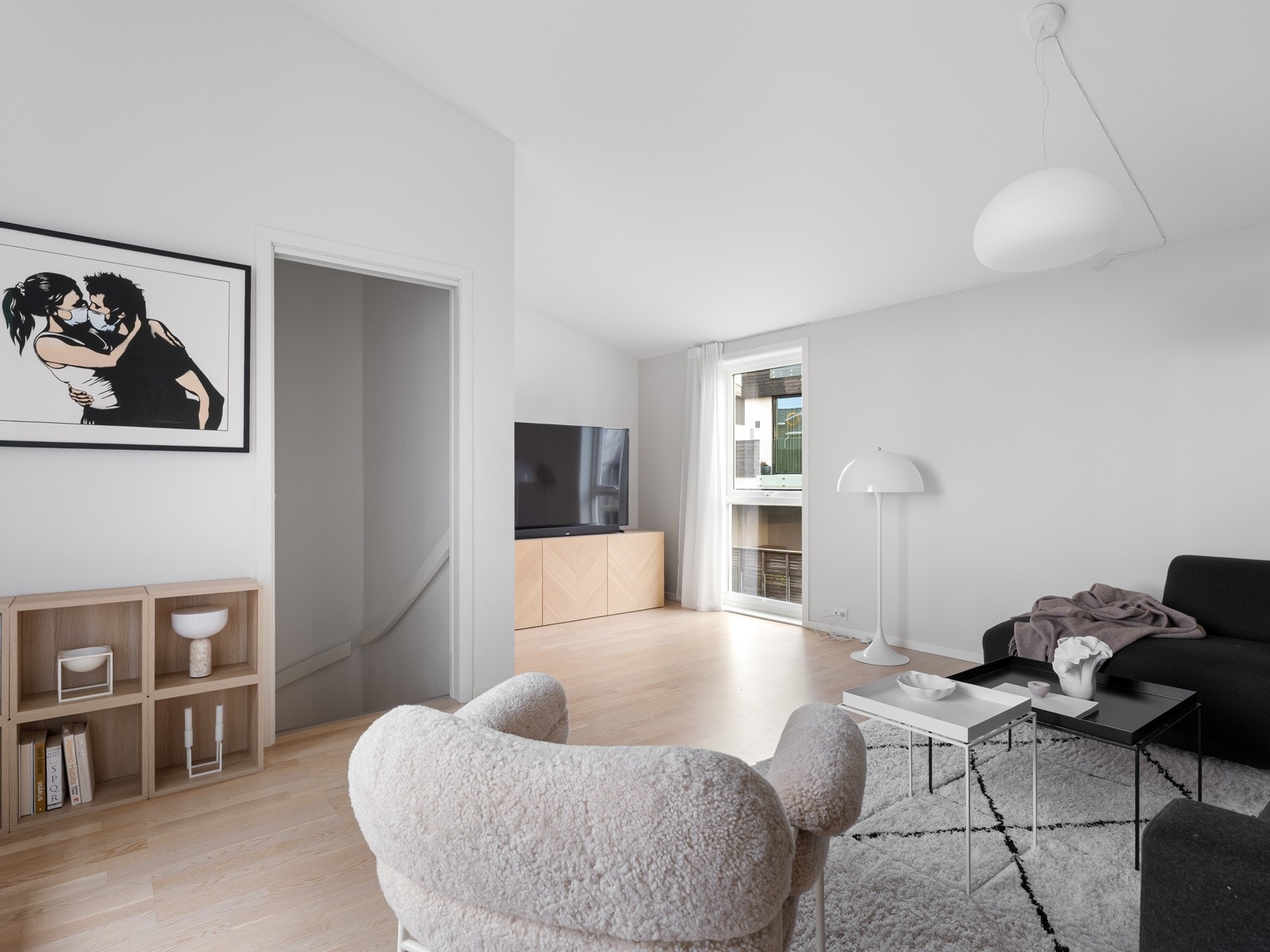 Her er det god plass til sofagruppe og tv-seksjon. Galleribilde