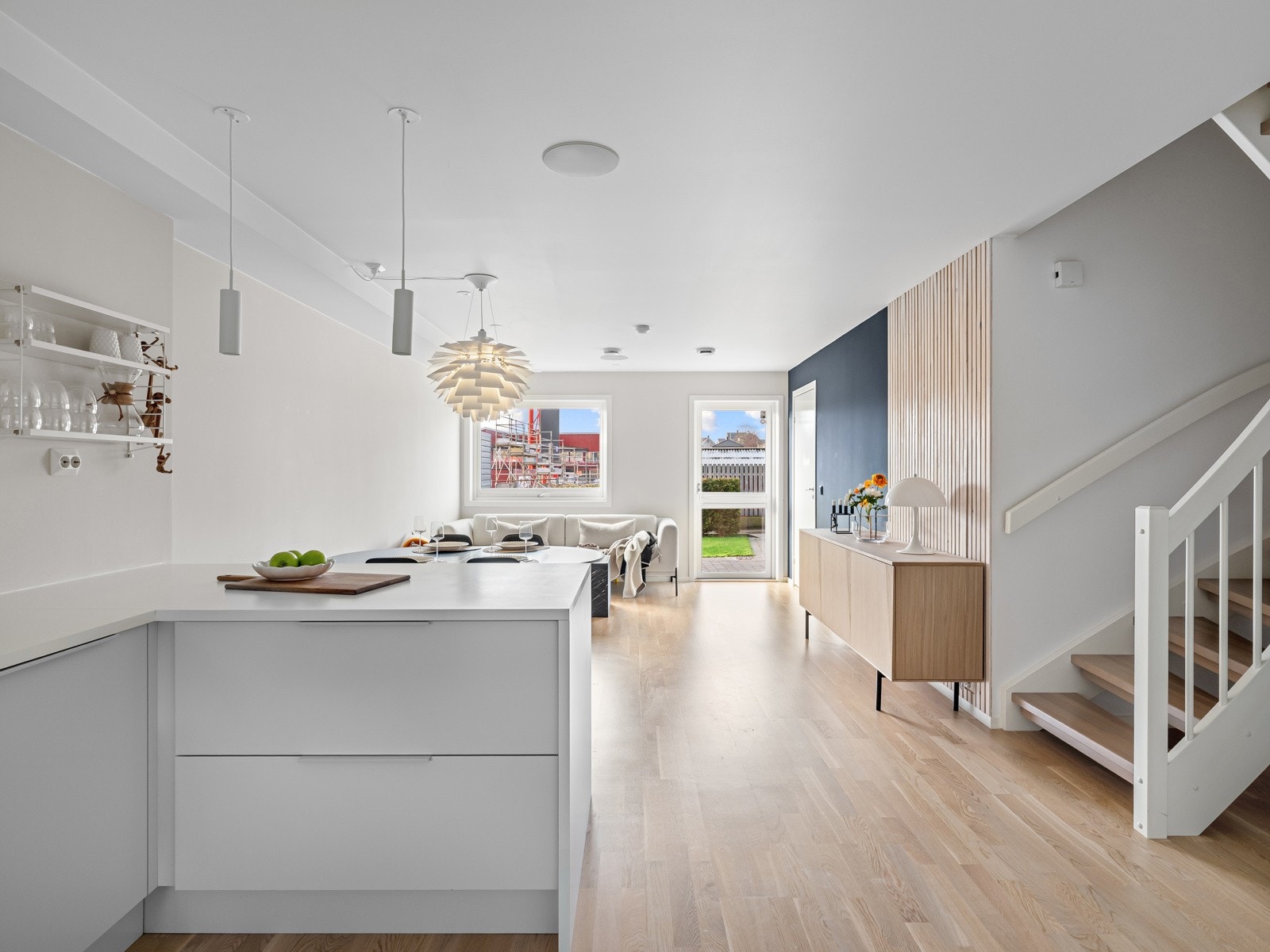 I forlengelse av kjøkkenet har man god plass til spisebord. Galleribilde