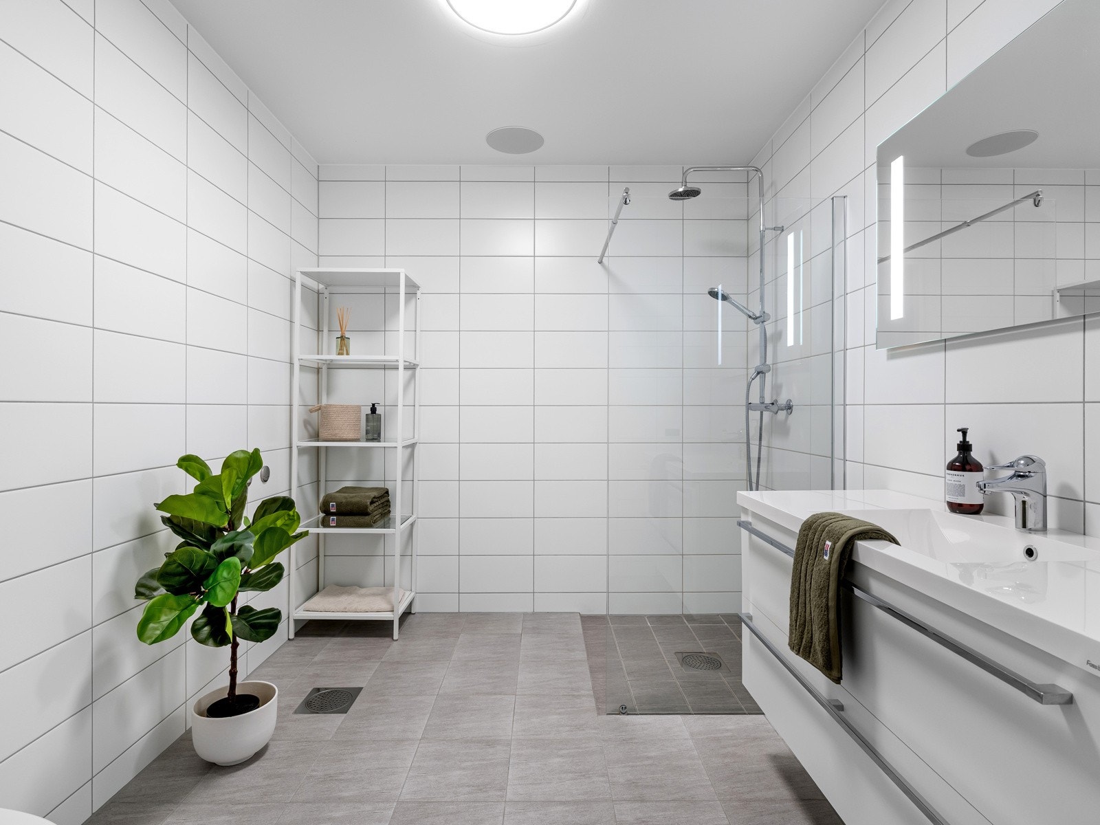 Badet i 2. etasje har flislagte overflater på både gulv og vegger. Galleribilde