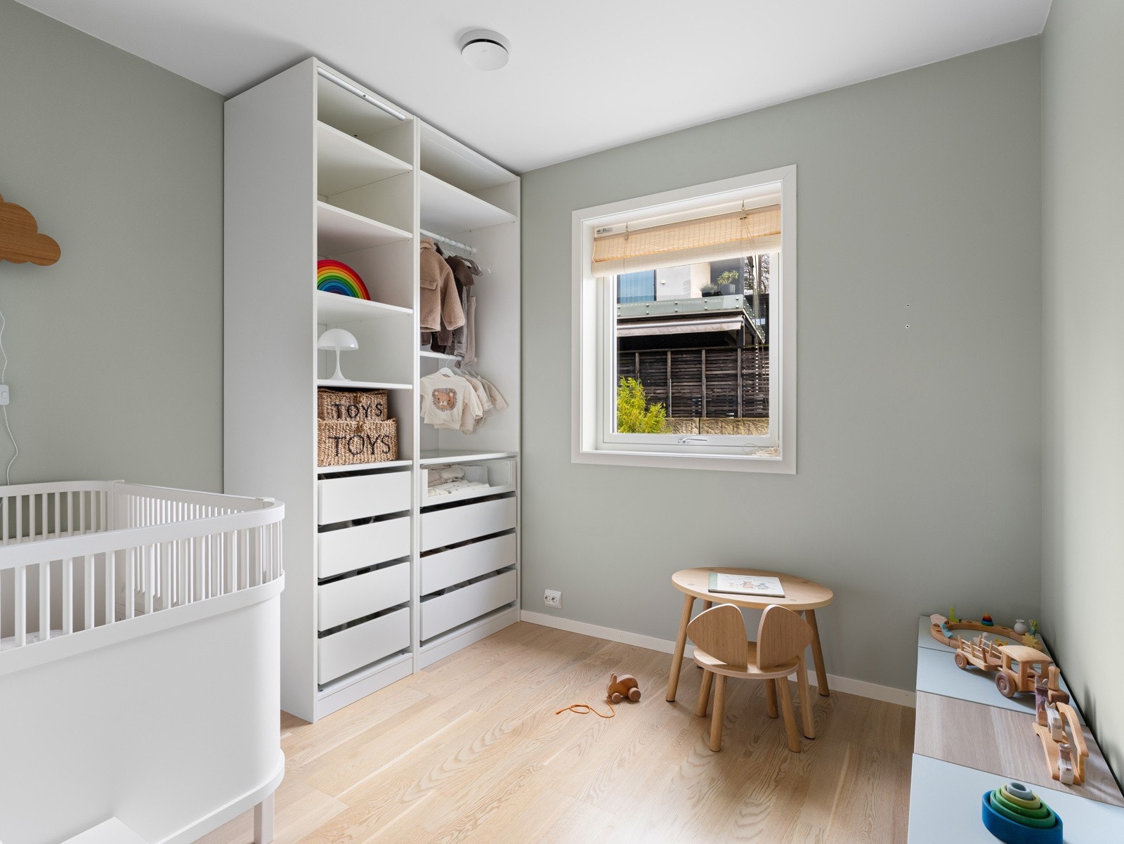 Med nøytrale overflater, er alle rommene lette å møblere og tilpasse etter egne ønsker. Galleribilde