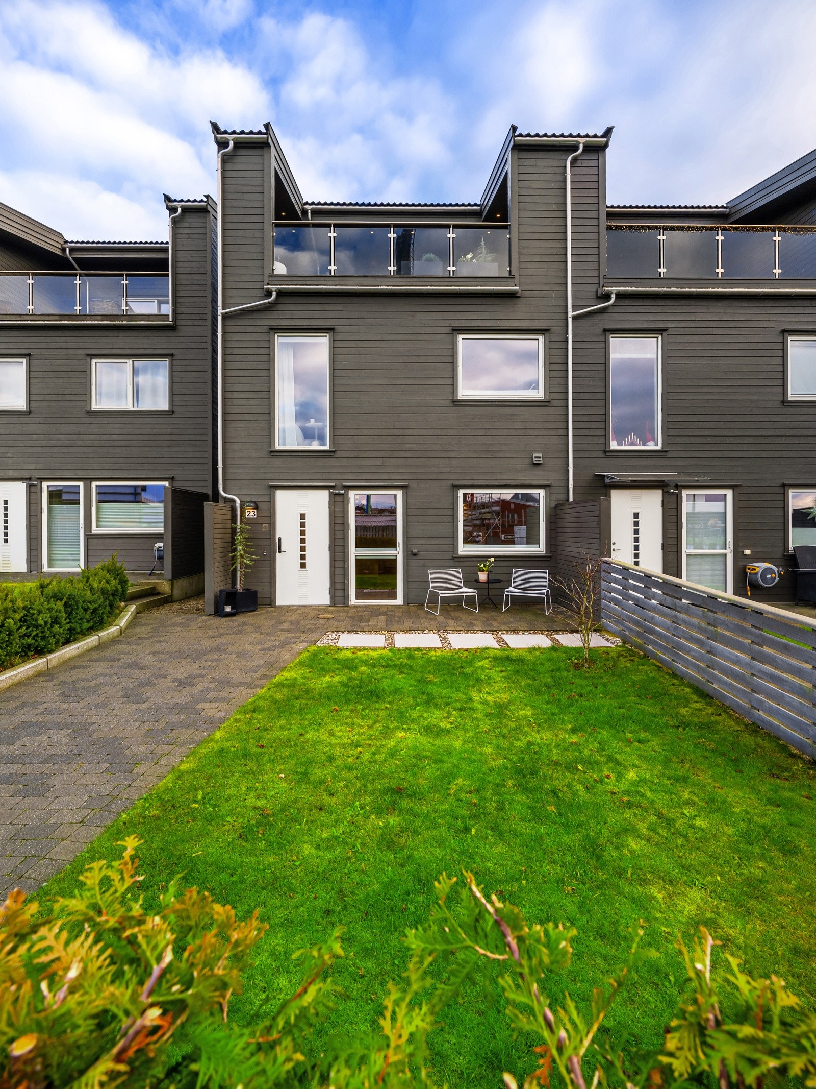 Uteområdet er ellers flott opparbeidet med plen og beplantning. Galleribilde