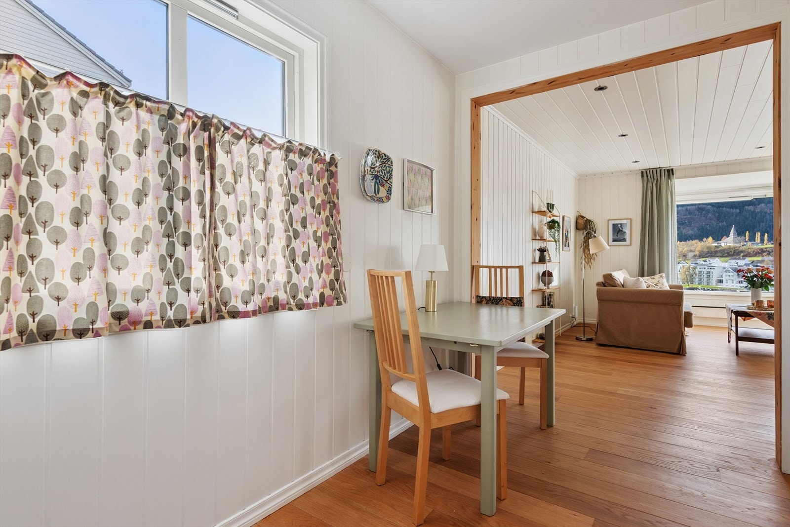 - God plass til et hyggelig frokostbord på kjøkkenet - Galleribilde