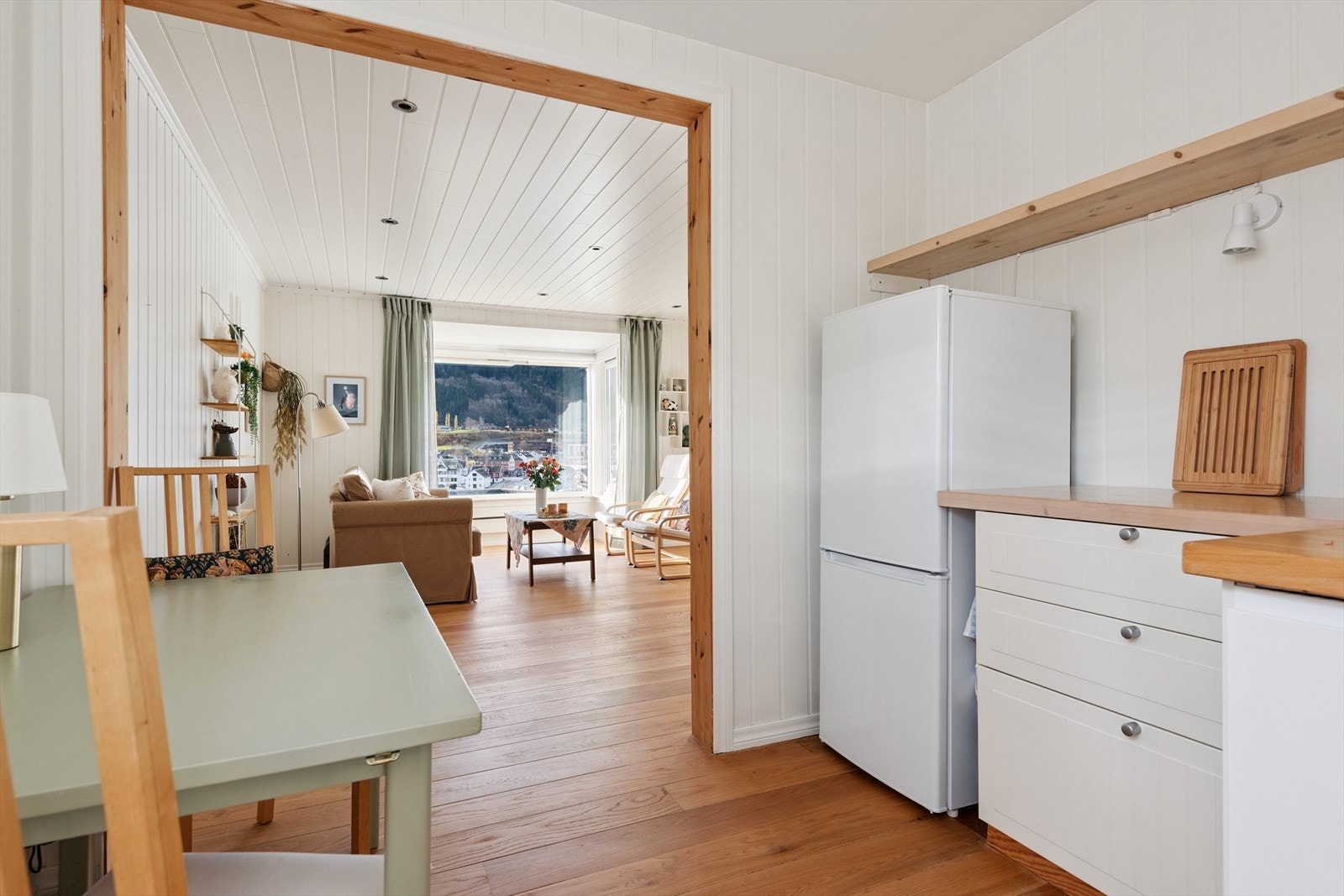 - Delvis åpen løsning mot kjøkken sørger for en effektiv arealutnyttelse - Galleribilde