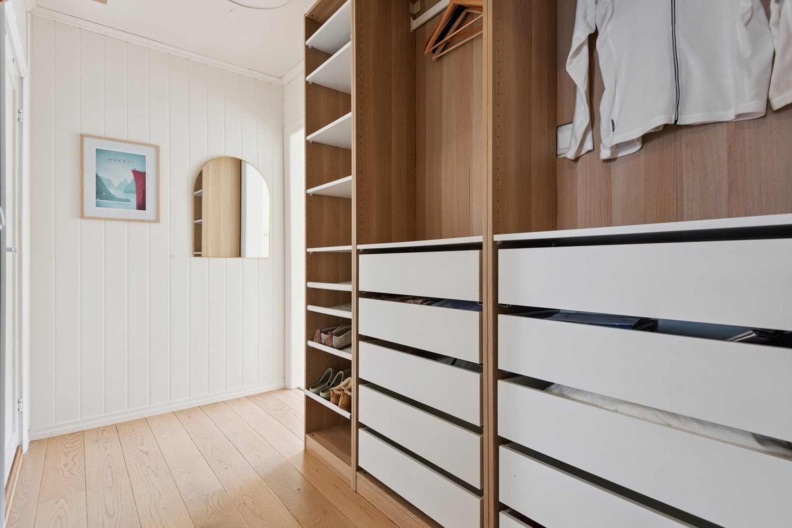 - Gangen måler 4,7m² og er innredet med praktisk garderobeløsning - Galleribilde