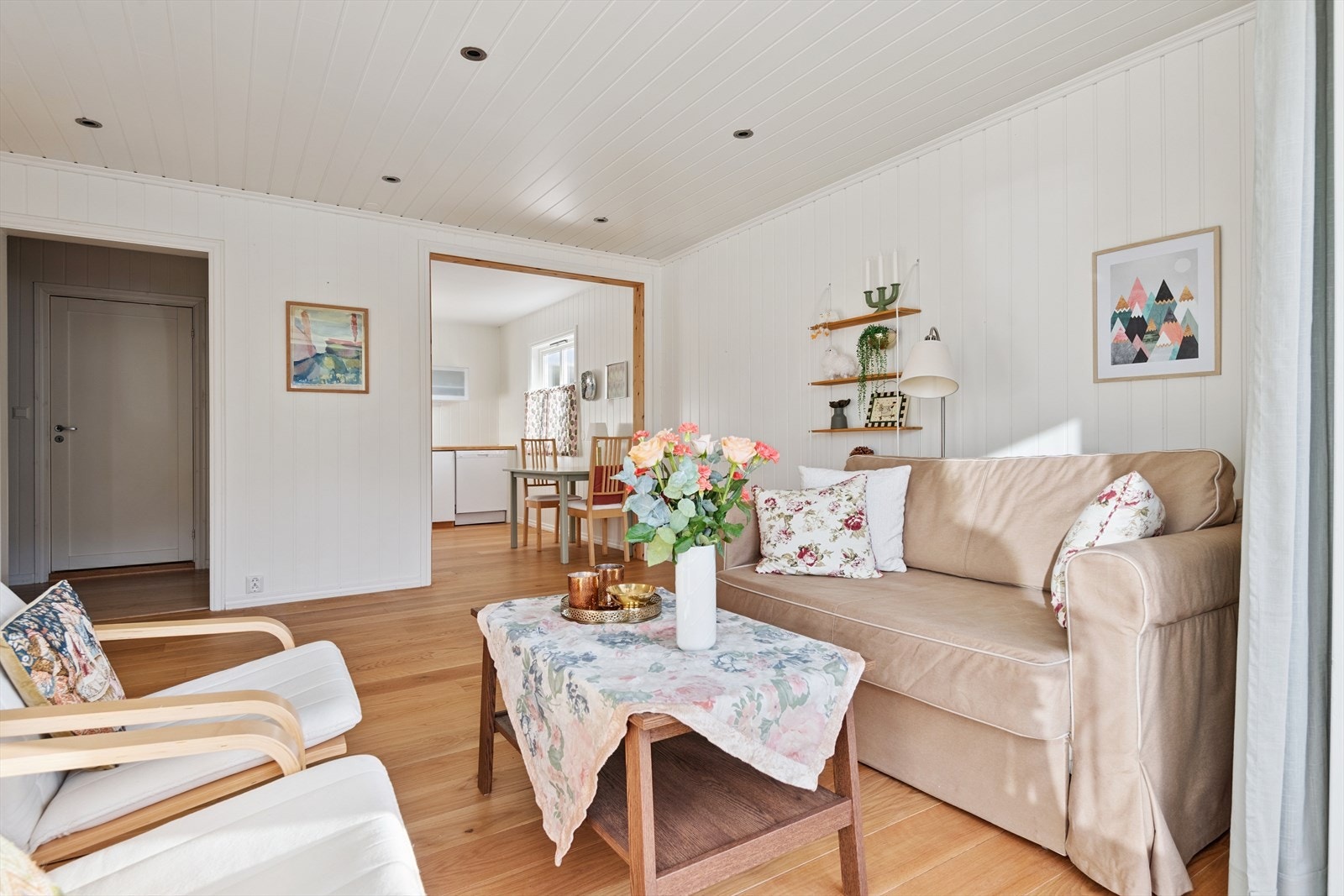 - Romslig stue på hele 20,7m² med god plass til ønsket møblement - Galleribilde