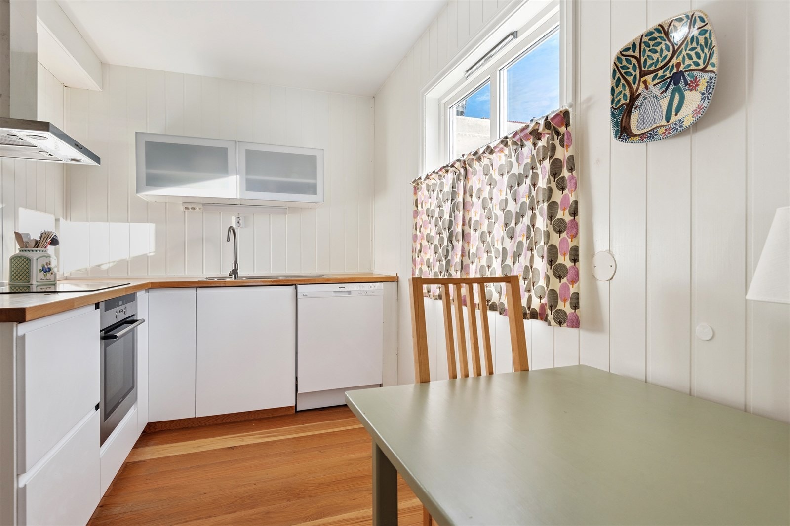 - Tidløst kjøkken med glatte fronter og benkeplate i heltre. Kjøkkenet måler 9,4m² - Galleribilde