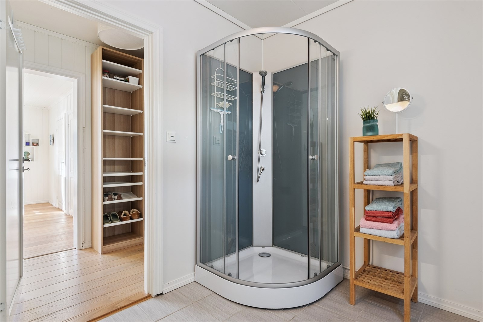 - Innredet med servantmøbel, toalett og dusjkabinett - Galleribilde