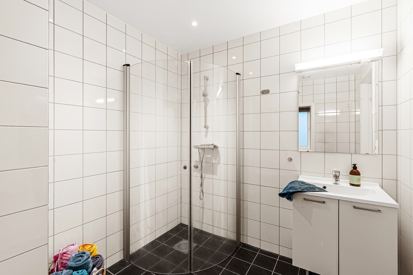 Her får man dusjhjørne med dører og vegghengt servantinnredning. Galleribilde