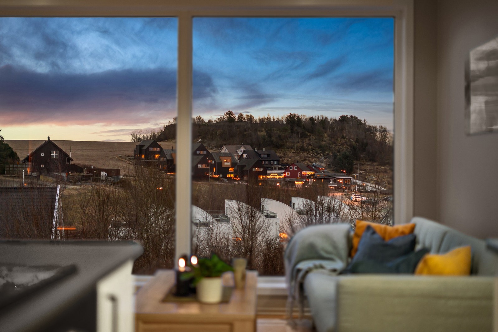 Leiligheten ligger i et rolig og veletablert boligområde på Røyneberg, med kort vei til det meste du trenger i hverdagen. Galleribilde