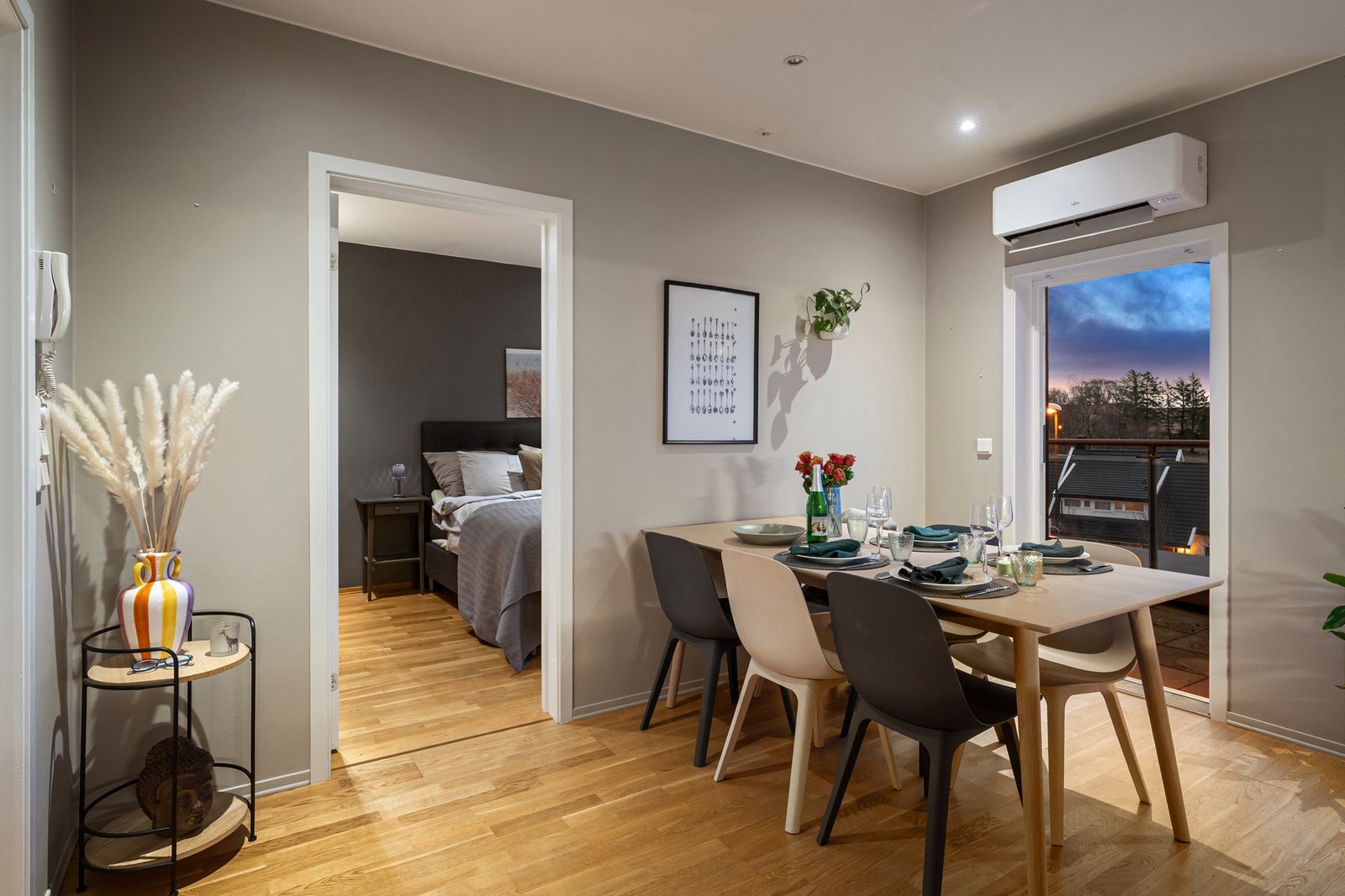 Her har man god plass til spisebord for store og små sammenkomster. Galleribilde