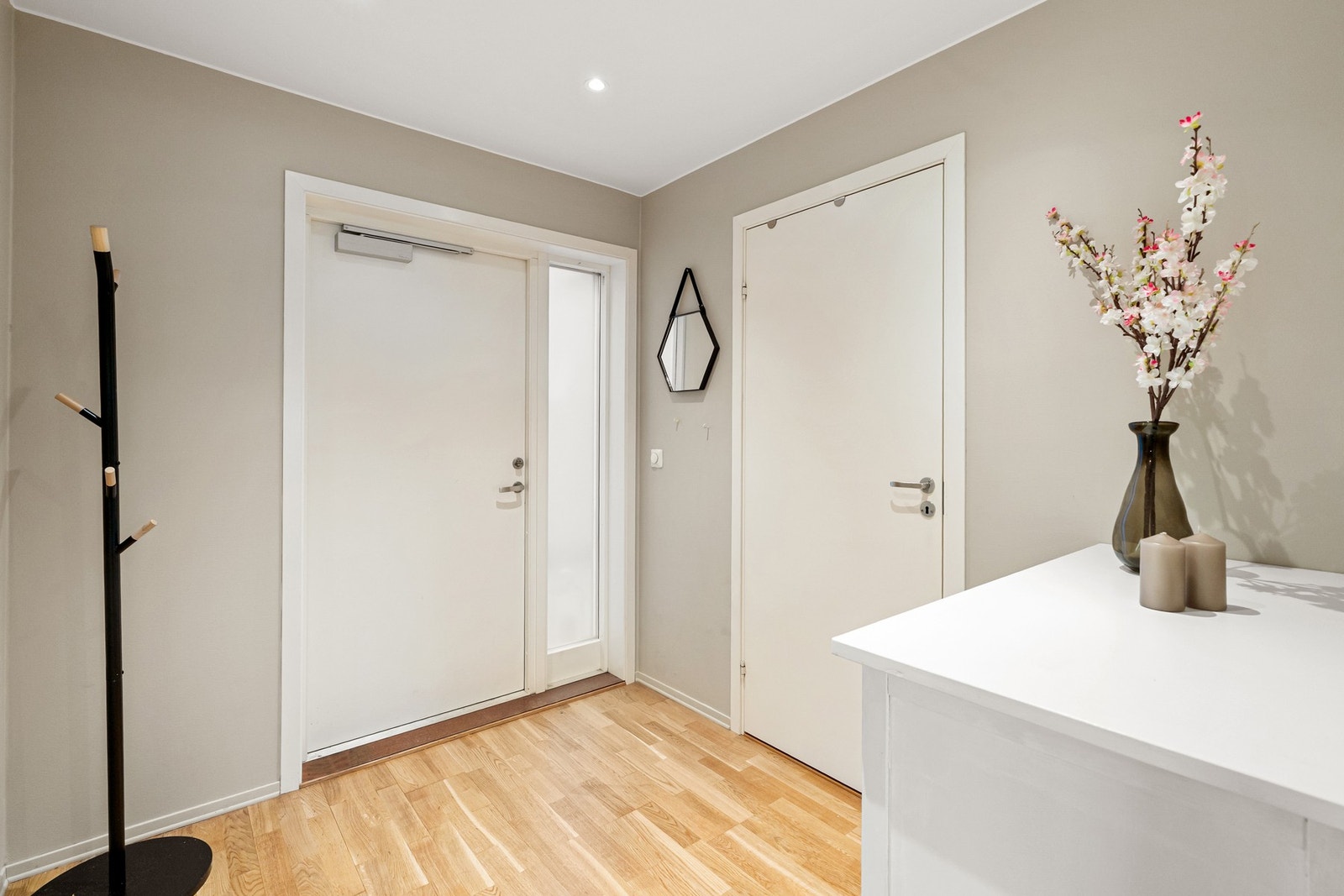 Badet er praktisk plassert ved inngangen. Galleribilde