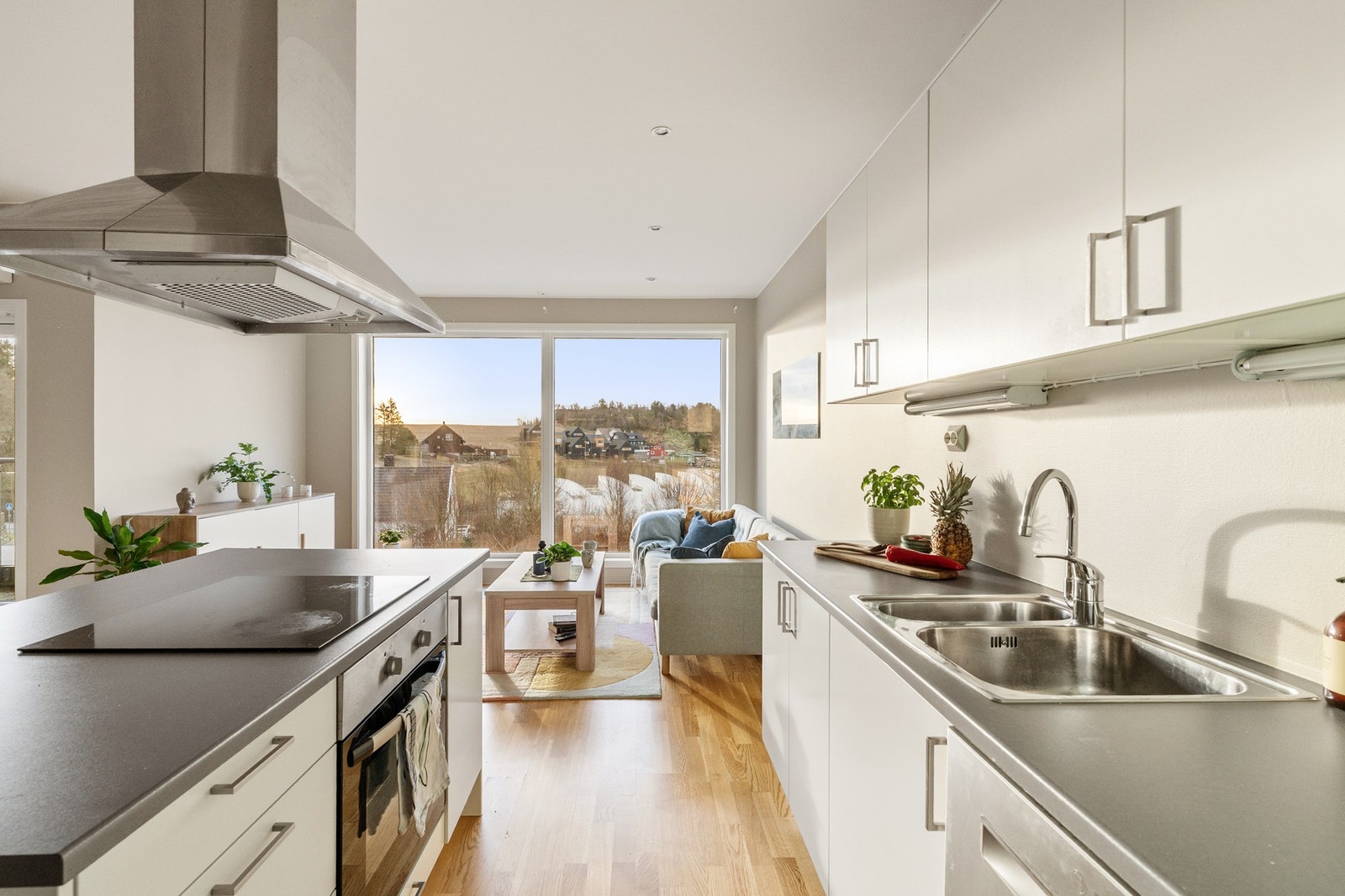 Klassisk stilrent kjøkken med praktisk kjøkkenøy som gir god benkeplass. Galleribilde