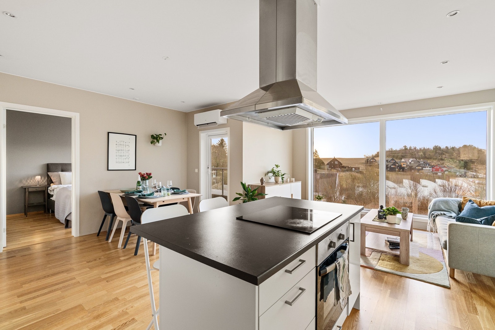 Åpen stue og kjøkkenløsning som gir en romslig og sosial atmosfære. Galleribilde