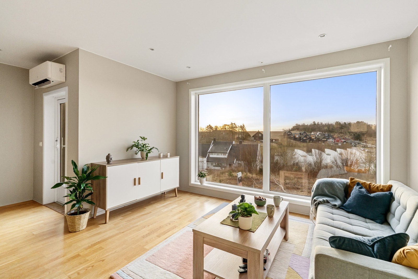 Stuen er romslig med mulighet for ulik møblering. Galleribilde