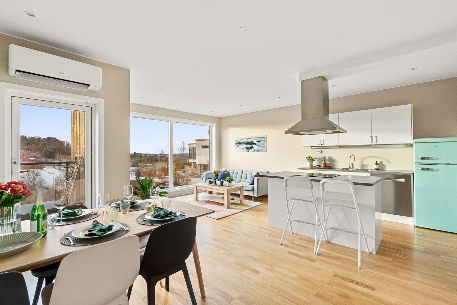 Leiligheten er malt i moderne farger og har parkett på gulv. Galleribilde