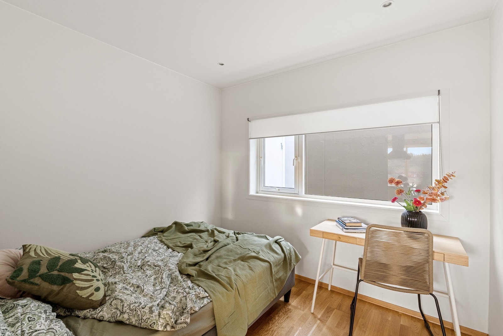 Soverom 2 med god plass til skrivebord. Galleribilde