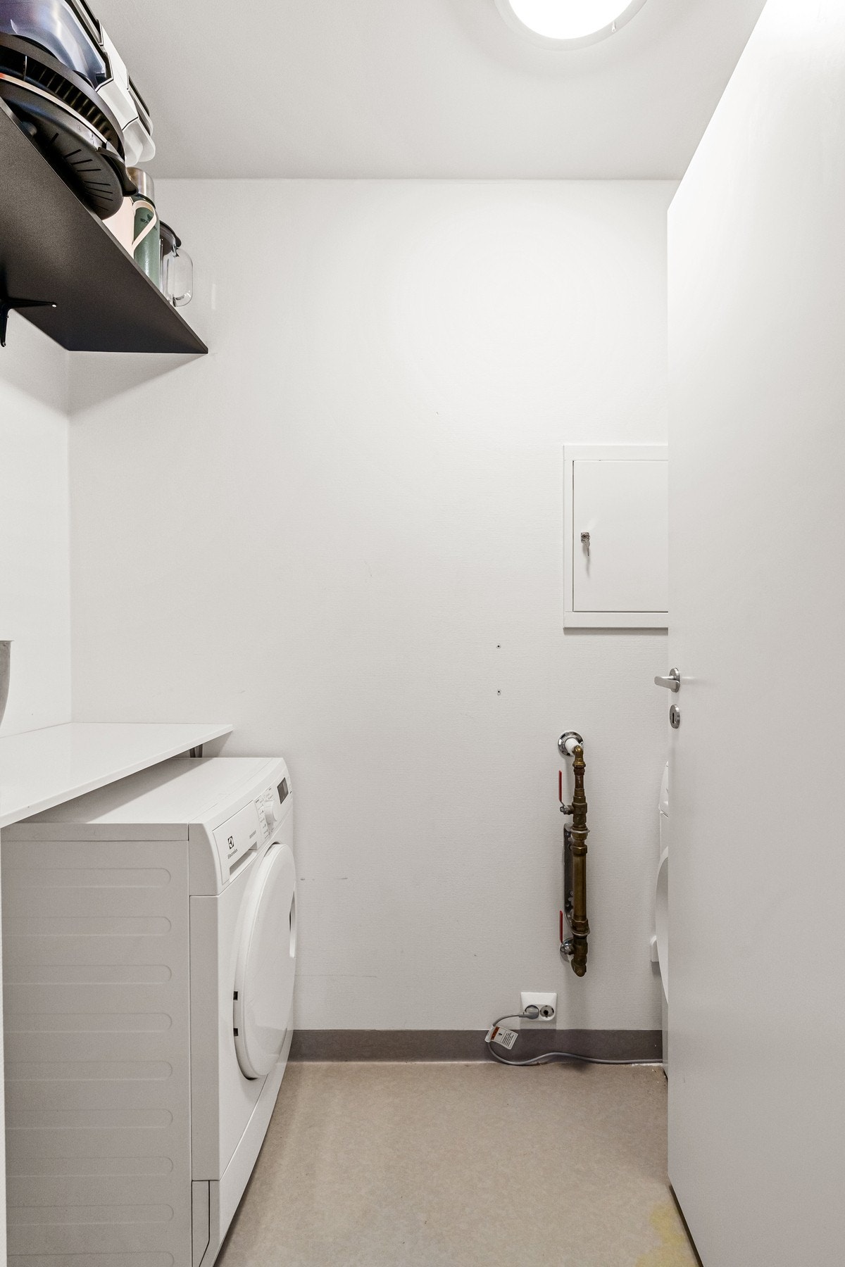 Praktisk vaskerom med opplegg for vaskemaskin og tørketrommel. Galleribilde