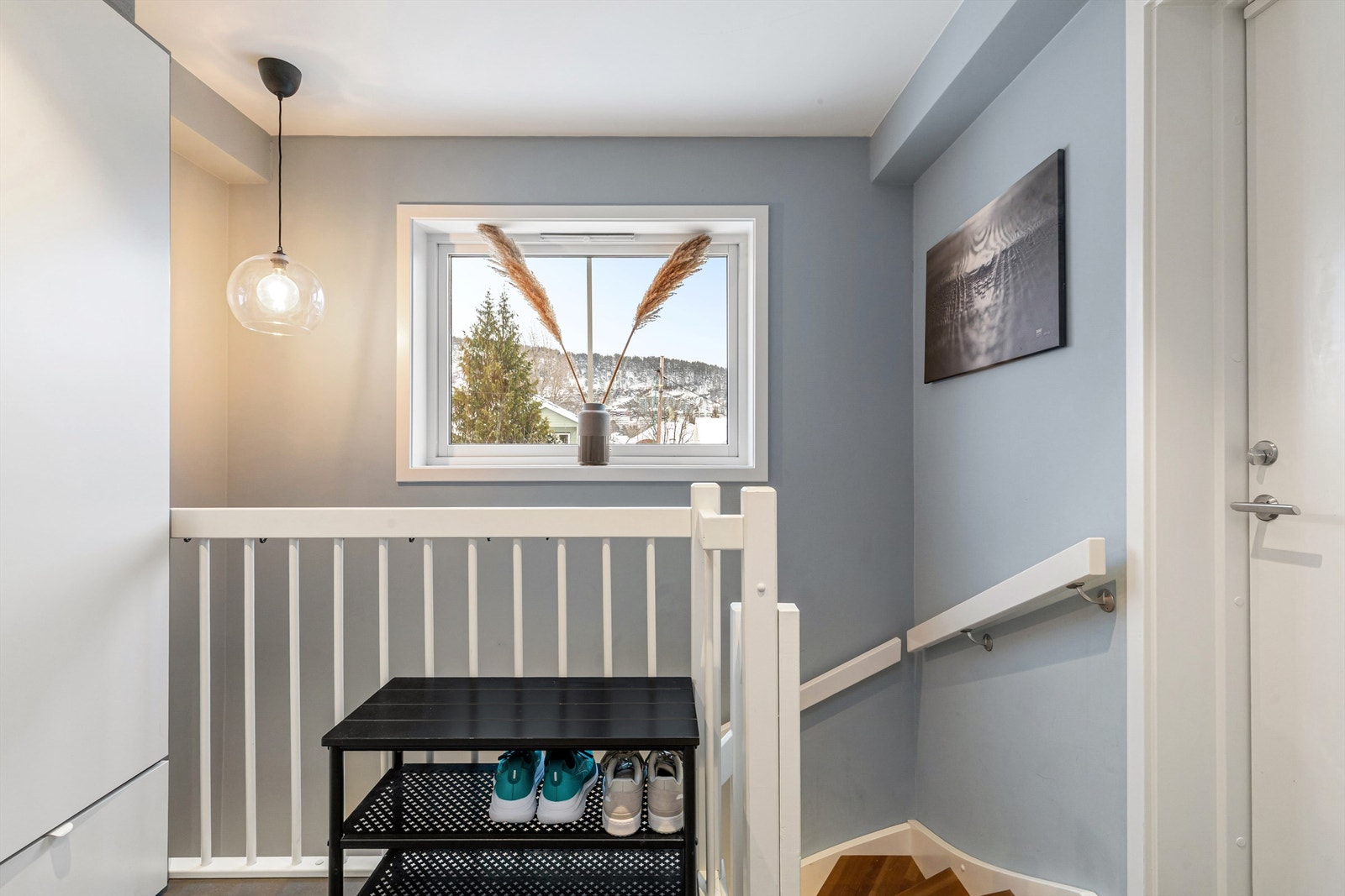 Fra entréen går trappen ned til kjelleretasjen Galleribilde