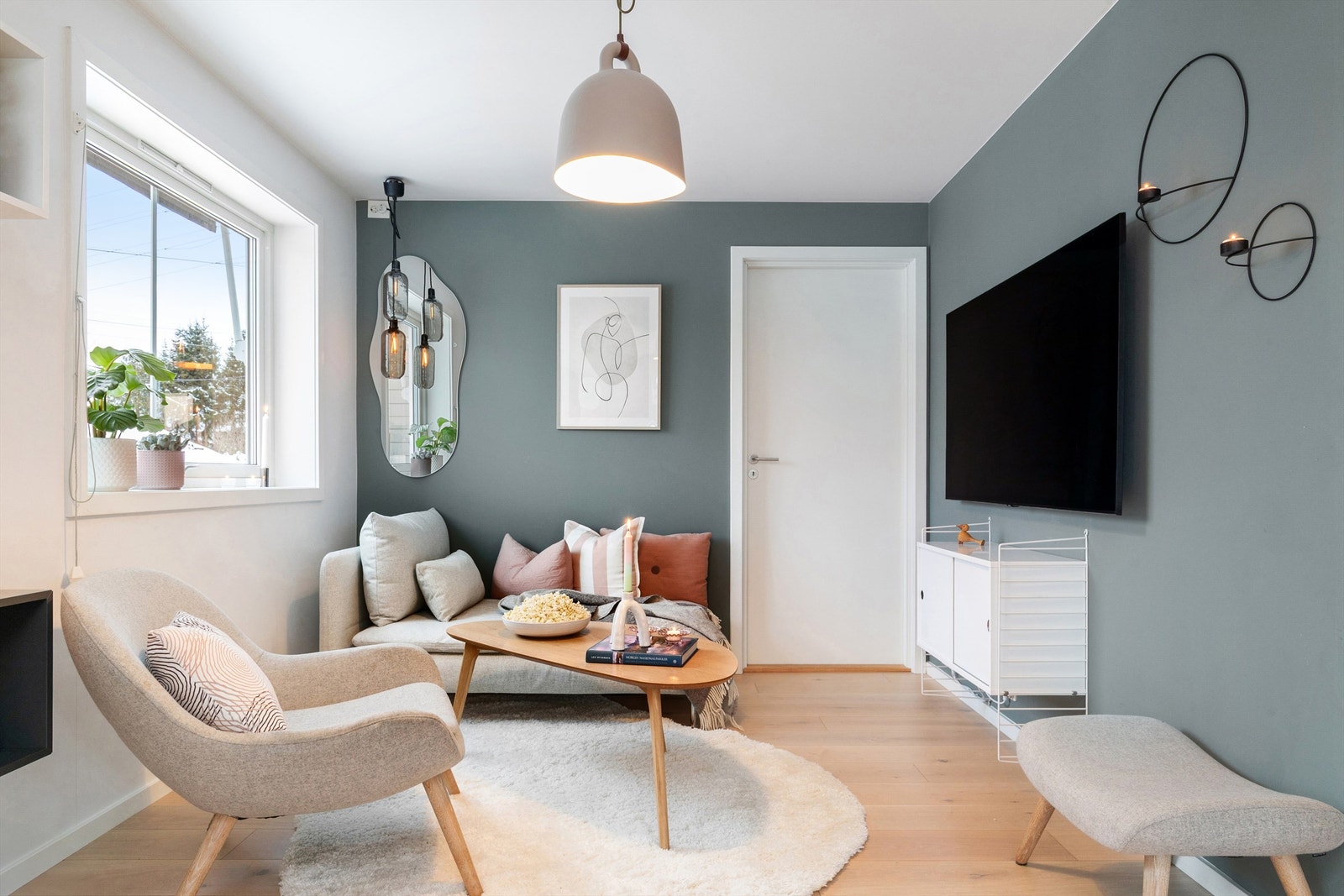 Fra TV-stuen er det inngang til etasjens første soverom Galleribilde