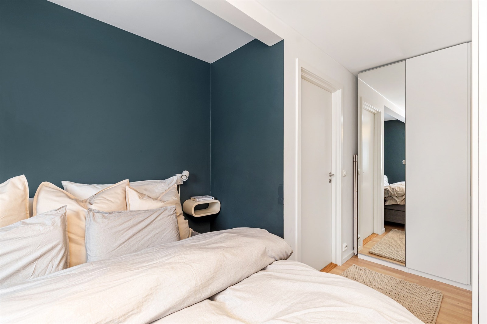 Naturlig plass til garderobeskap i nisje ved døren Galleribilde