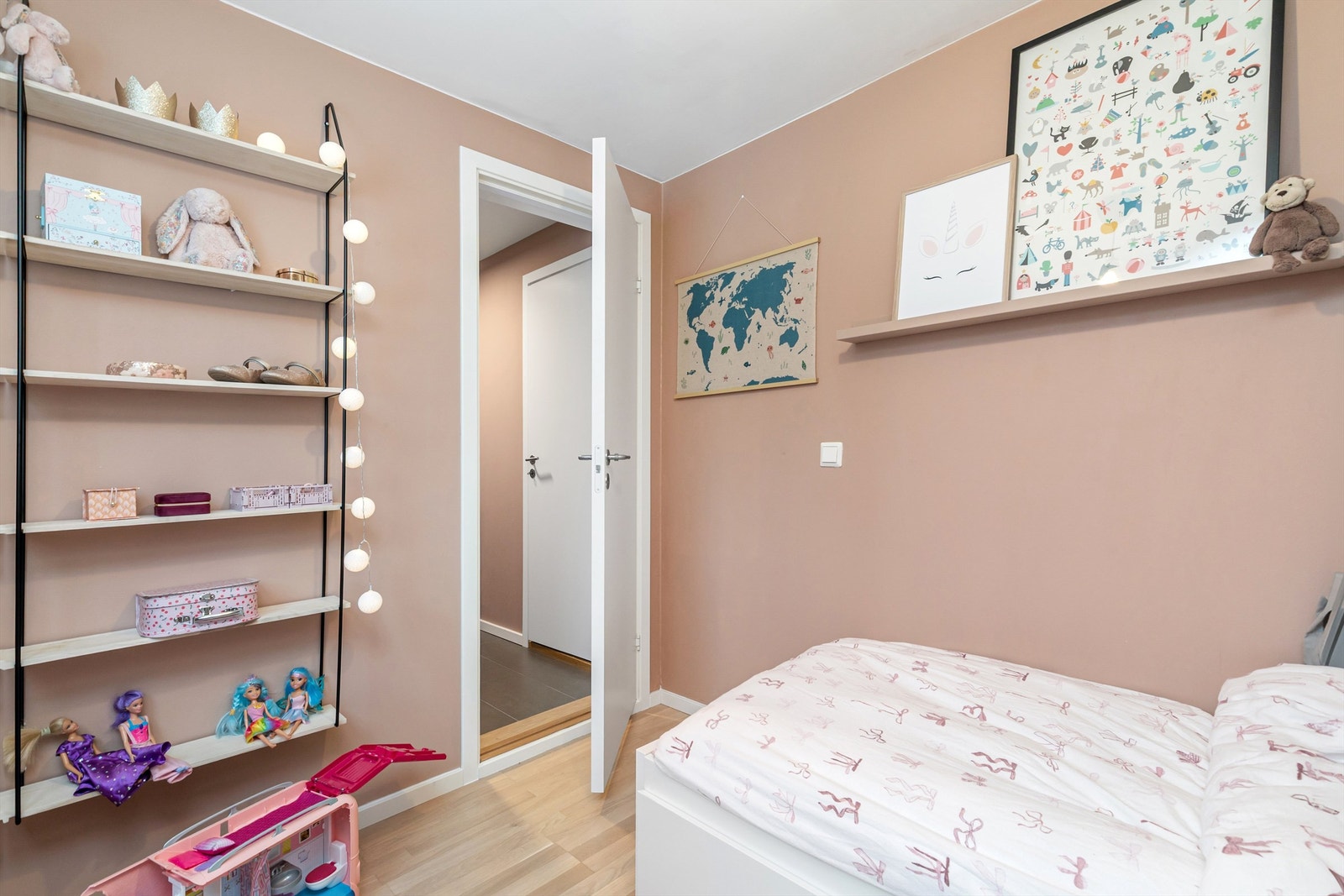 Rommet har god størrelse og kan egne seg godt som f.eks lekerom eller ekstra TV-stue. Rommet er ikke godkjent til varlig opphold Galleribilde