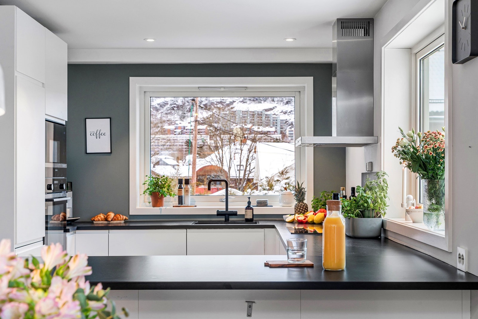 Tidløst IKEA-kjøkken med fronter med integrerte håndtak. Fra kjøkkenet er det hyggelig utsyn over hagen Galleribilde