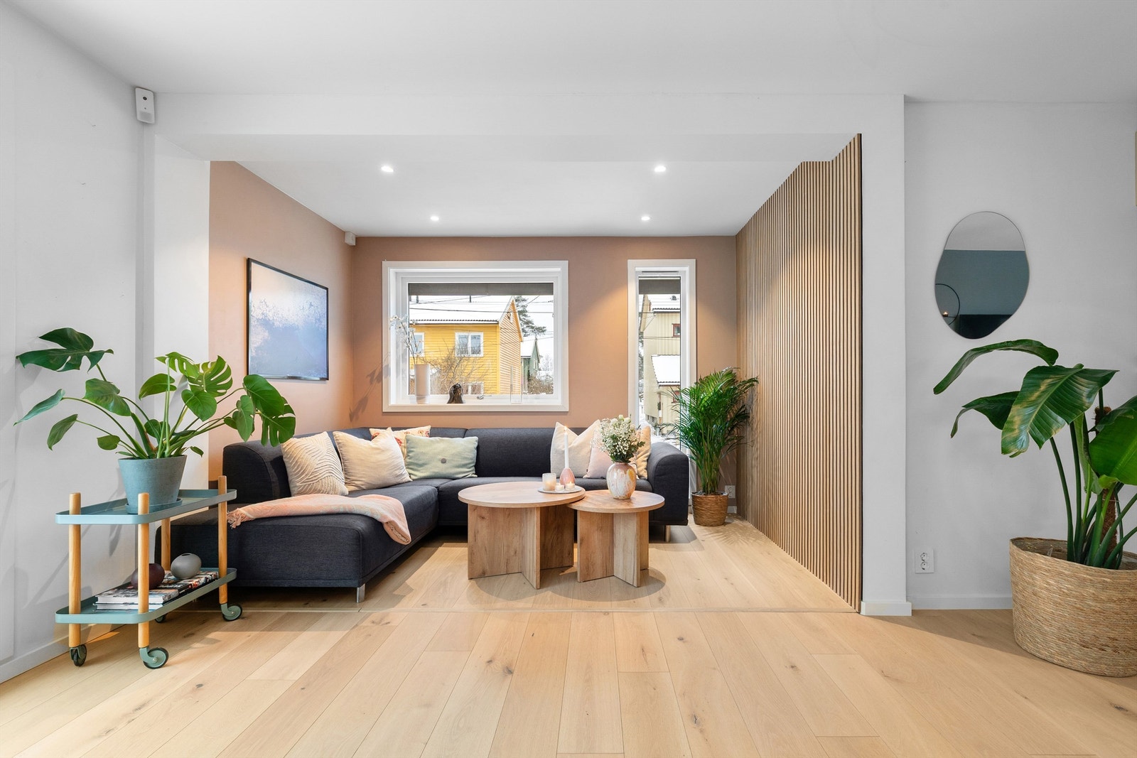 Boligen ble betydelig oppgradert i 2018, og fremstår moderne og med god standard. Alle innvendige rør ble byttet, hele det elektriske anlegget skiftet ut, ny isolasjon, nye vinduer og ny kledning Galleribilde