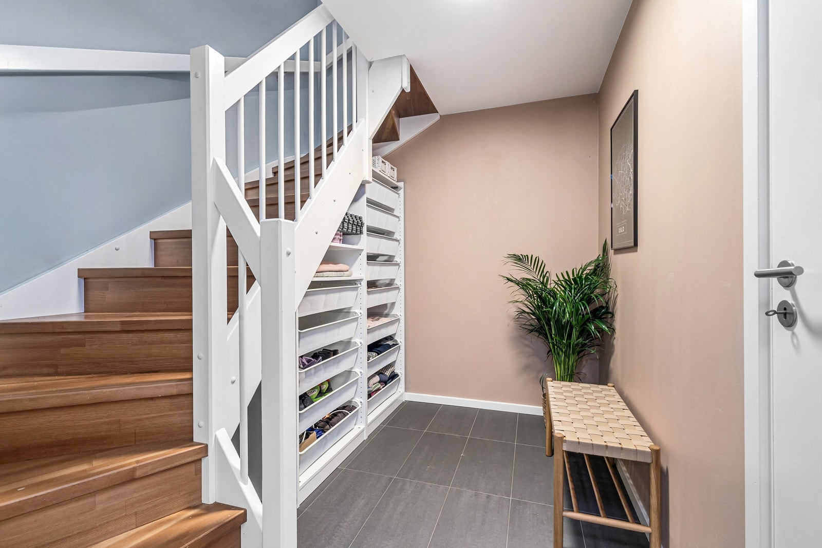 Under trappen i kjellergangen er det plass til lagring Galleribilde