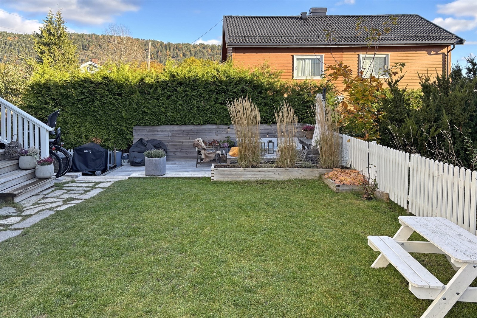 Selgers sommerbilder av hagen og markterrassen Galleribilde