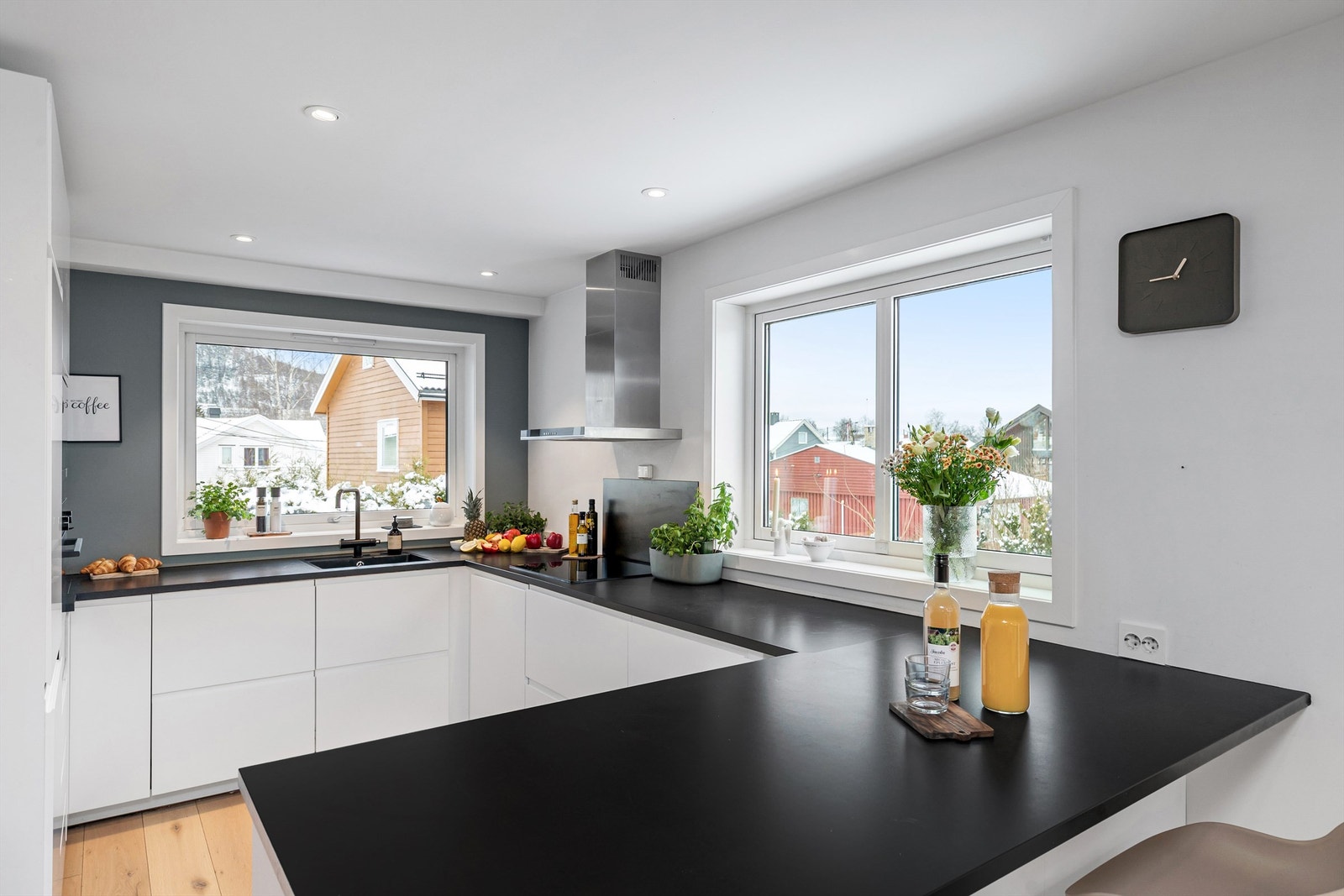 Kjøkkenet er godt utnyttet med mye skap- og benkeplass Galleribilde