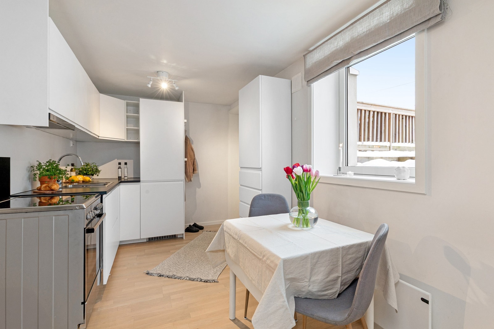 Hyggelig kjøkken med plass til spisebord under vinduet Galleribilde