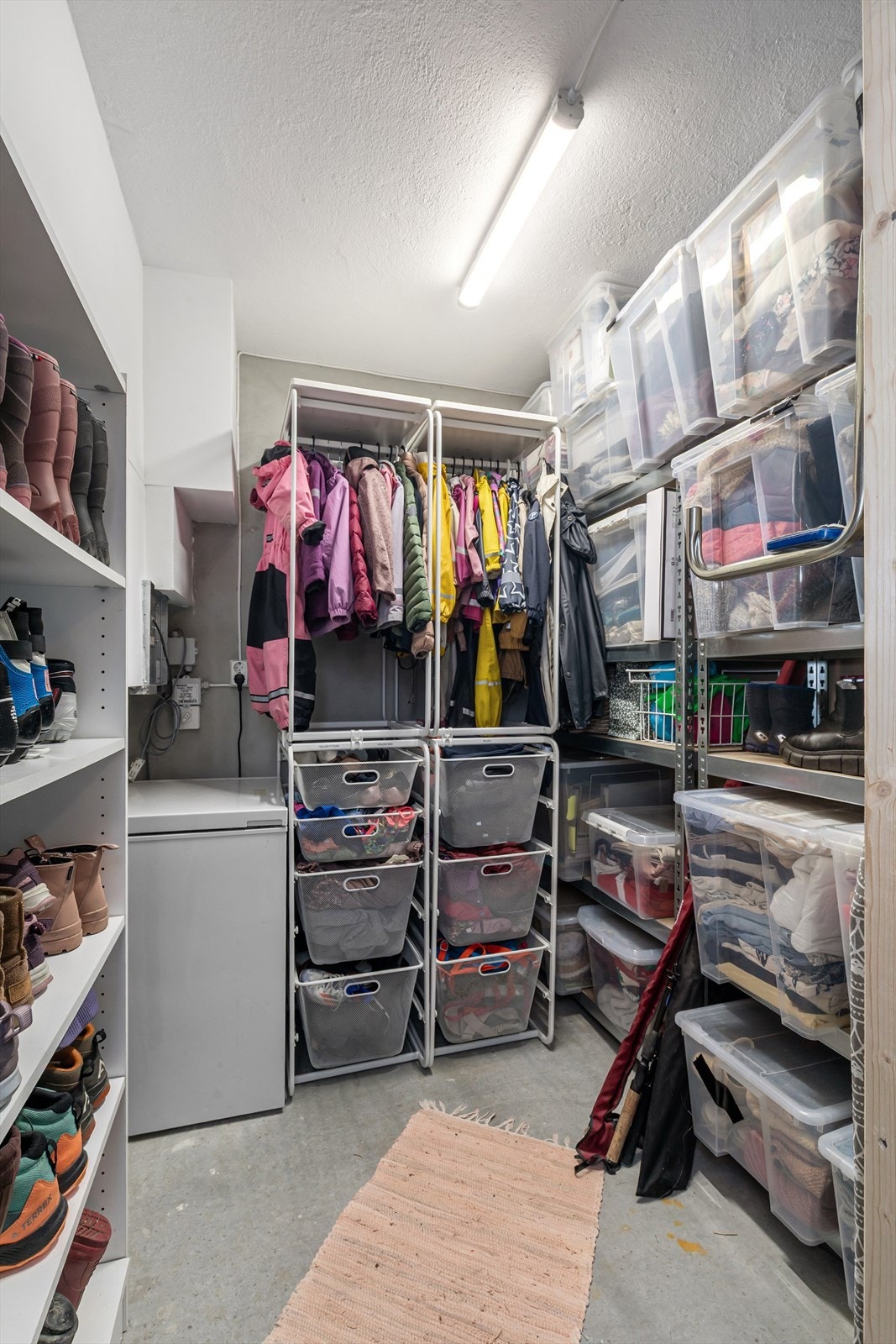 I garasjen er det satt opp lettvegger for å lage to boder, her er det godt med lagringsplass for klær, sko og ekstra fryser Galleribilde