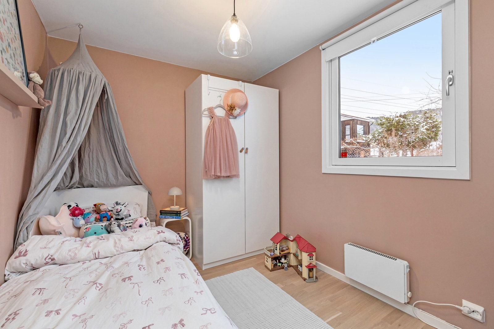 Rom benyttet som soverom i kjeller med tilgang fra hoveddelen. Rommet er ikke godkjent til varlig opphold, se pkt. ferdigattest i salgsoppgave Galleribilde