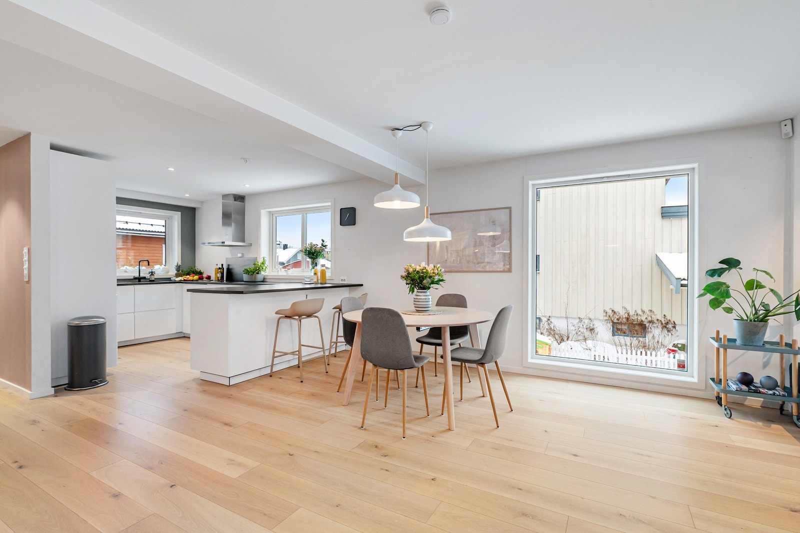 I tilknytning til kjøkkenet er det plass til spisebord, i tillegg til praktisk barløsning Galleribilde