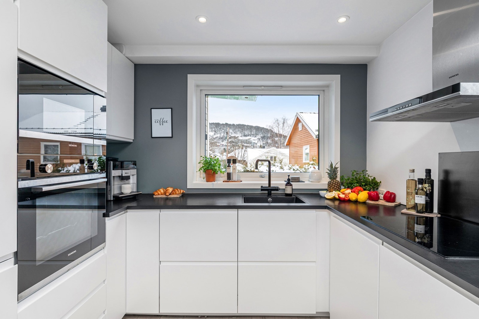 Kjøkkenet er utstyrt med integrerte hvitevarer som stekeovn, mikrobølgeovn, oppvaskmaskin, kjøleskap og platetopp Galleribilde