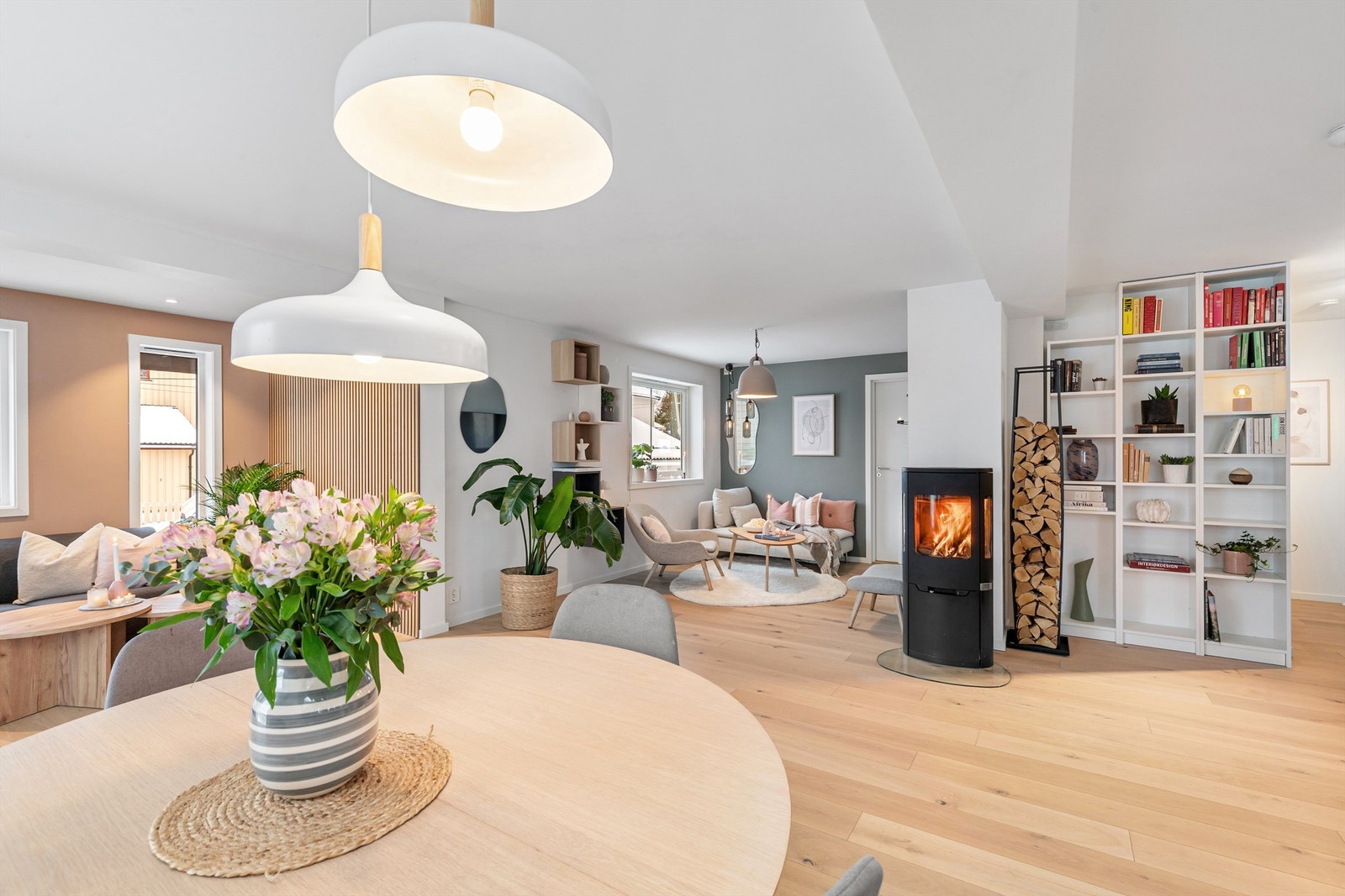 Etasjen har en åpen og luftig planløsning. Foto: Hanne Bruland/FotoHanne Galleribilde