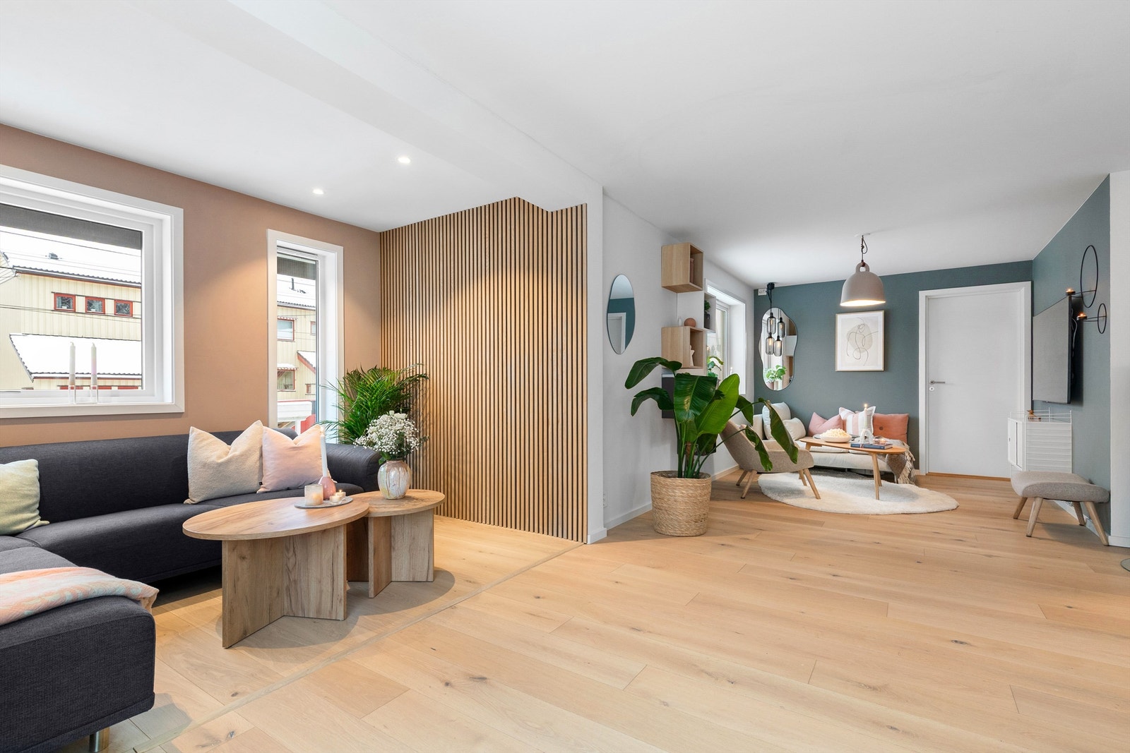 Lys stue med store vindusflater som gir godt med naturlig lys inn i rommet Galleribilde