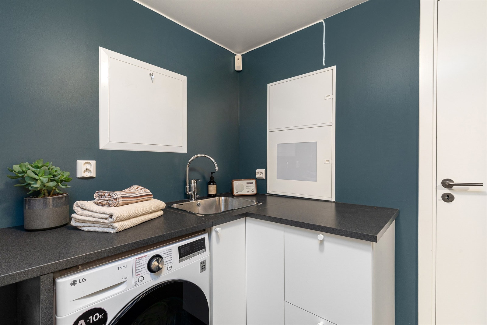 Praktisk vaskerom i kjelleren. Fra vaskerommet er det tilgang til garasje og boder Galleribilde