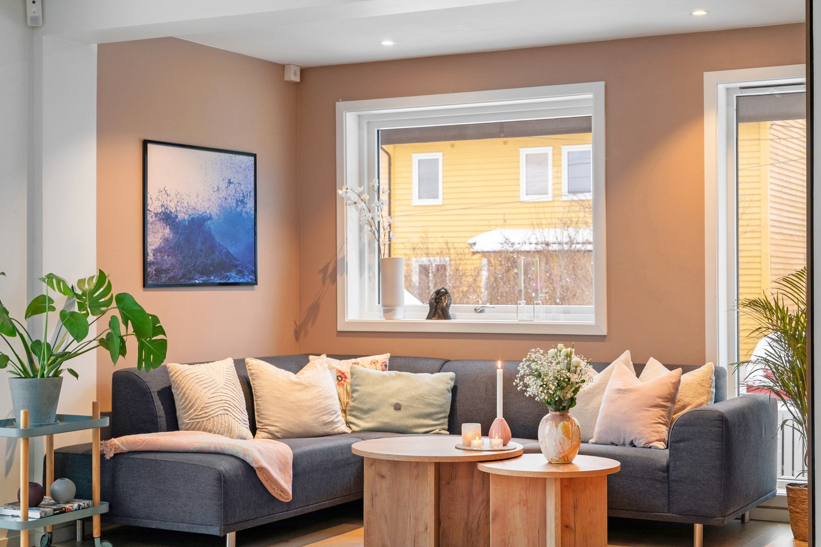 Boligen ligger i en rolig, men sentral gate i nærhet til det meste en aktiv barnefamilie trenger i hverdagen Galleribilde