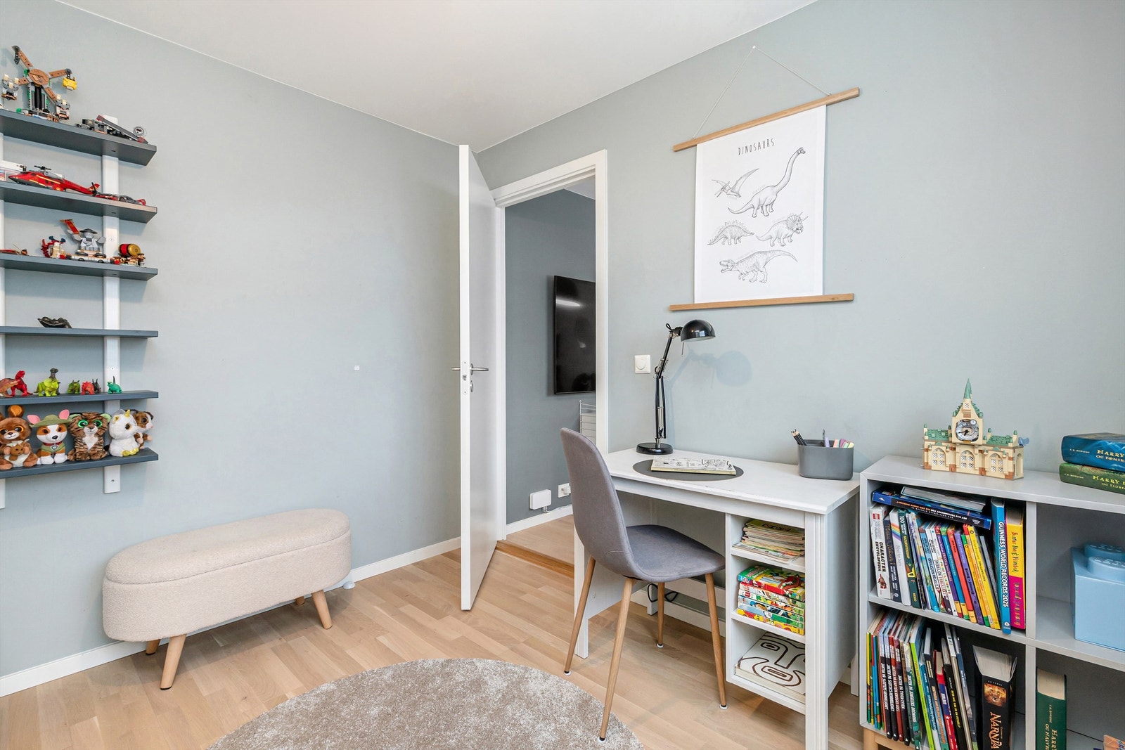 Rommet egner seg godt som barnerom, med nok gulvplass til lek og lego-bygging Galleribilde