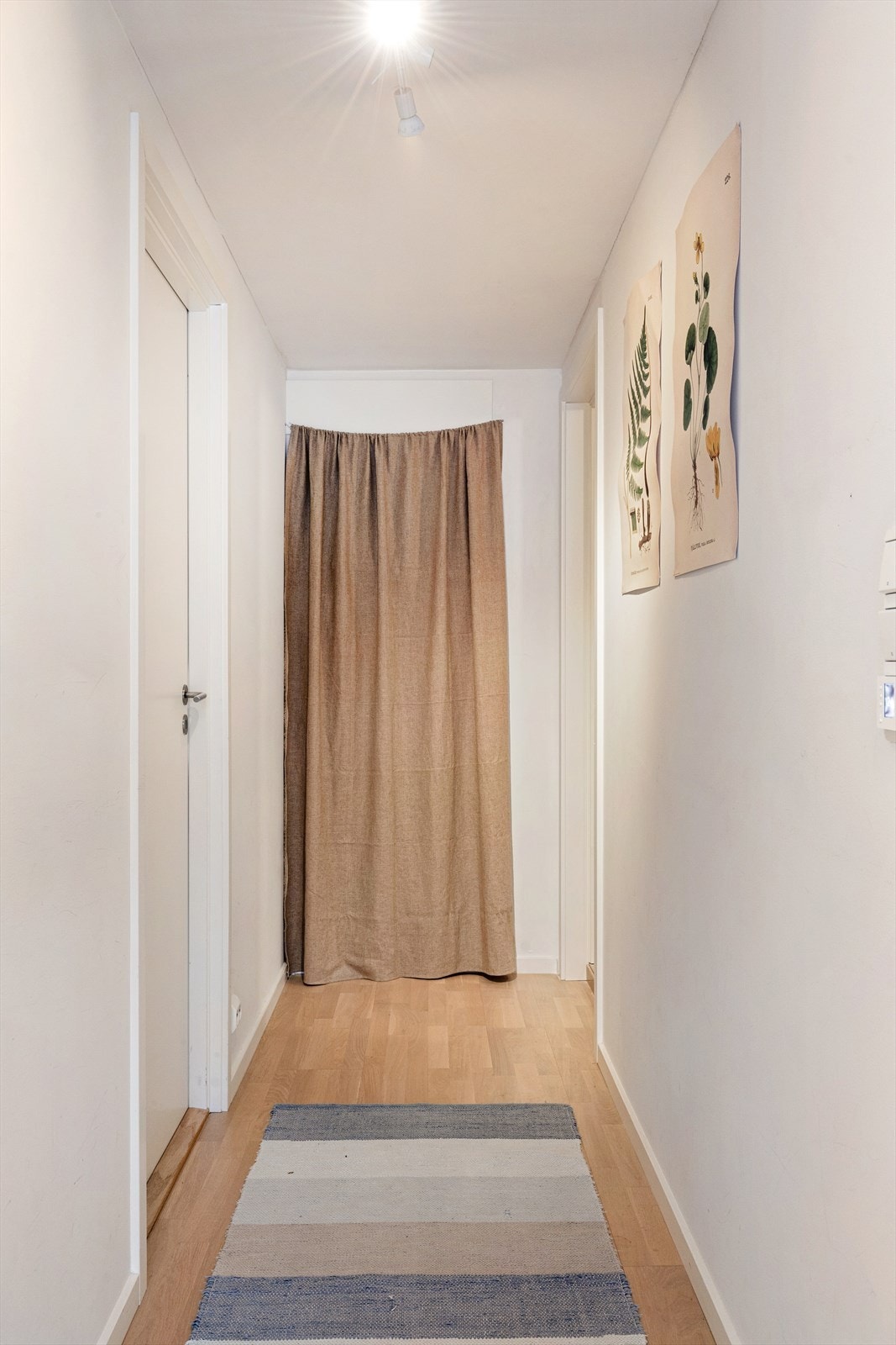 Fra gangen er det inngang til to soverom og bad. Trenger du et ekstra soverom til egen familie, kan du redusere hybelen til 1 soverom og benytte et ekstra selv til eget bruk Galleribilde